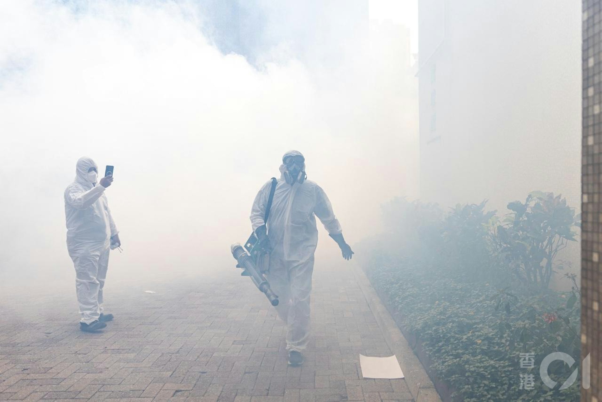 衞生署10月26日公布出現首宗本地感染基孔肯雅熱個案,患者居於鑽石山鳳德邨,屋苑對面的龍蟠苑即有人員噴滅蚊煙霧。(梁鵬威攝) 衞生署10月26日公布出現首宗本地感染基孔肯雅熱個案,患者居於鑽石山鳳德邨,屋苑對面的龍蟠苑即有人員噴滅蚊煙霧。(梁鵬威攝)