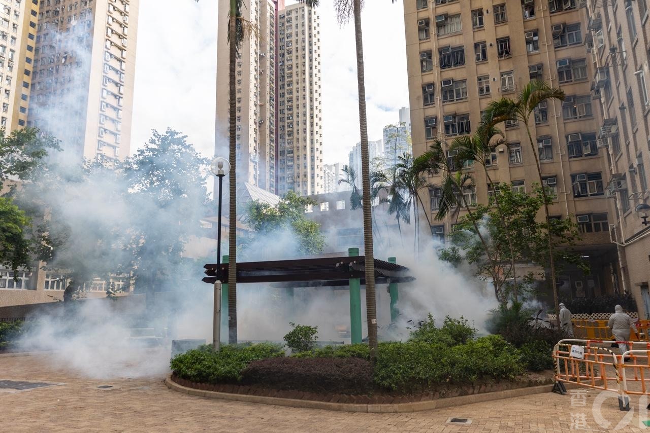 衞生署10月26日公布出現首宗本地感染基孔肯雅熱個案，患者居於鑽石山鳳德邨，屋苑對面的龍蟠苑即有人員噴滅蚊煙霧。（梁鵬威攝)