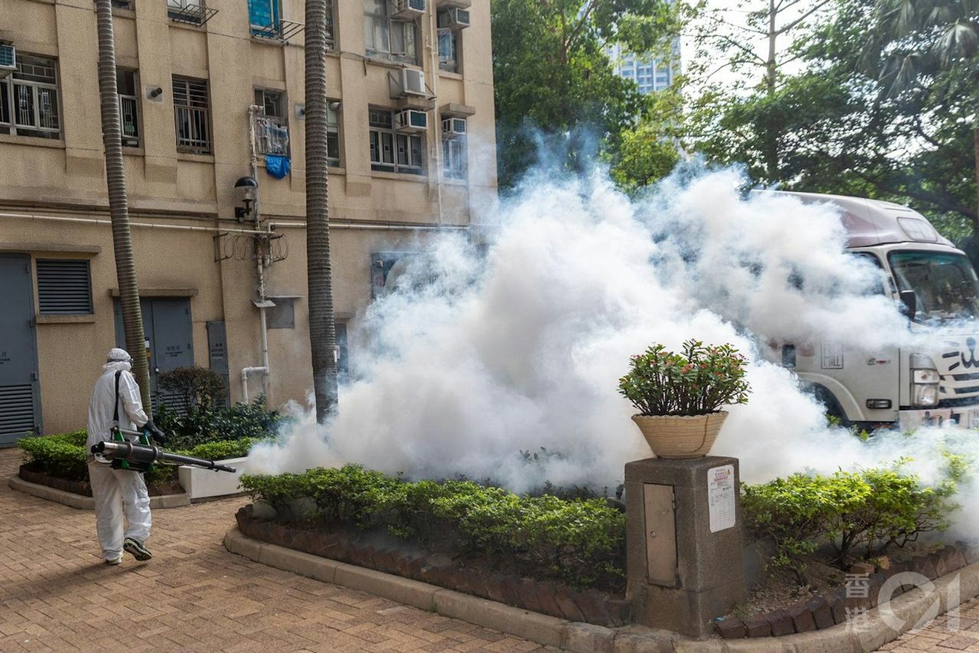 衞生署10月26日公布出現首宗本地感染基孔肯雅熱個案,患者居於鑽石山鳳德邨,屋苑對面的龍蟠苑即有人員噴滅蚊煙霧。(梁鵬威攝) 衞生署10月26日公布出現首宗本地感染基孔肯雅熱個案,患者居於鑽石山鳳德邨,屋苑對面的龍蟠苑即有人員噴滅蚊煙霧。(梁鵬威攝)