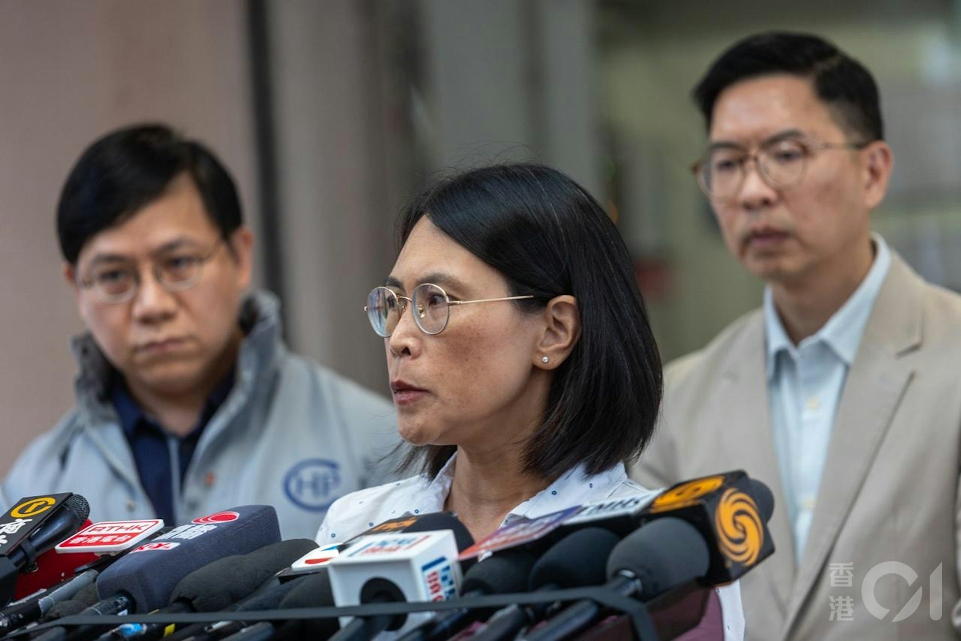 衞生署10月26日公布出現首宗本地感染基孔肯雅熱個案,食物環境衞生署防治蟲鼠主任主管霍明茵(中)表示,署方今早已派員到鳳德邨的公眾地方,邨內的草叢、樹林等施放滅蚊噴霧。(梁鵬威攝) 衞生署10月26日公布出現首宗本地感染基孔肯雅熱個案,食物環境衞生署防治蟲鼠主任主管霍明茵(中)表示,署方今早已派員到鳳德邨的公眾地方,邨內的草叢、樹林等施放滅蚊噴霧。(梁鵬威攝)