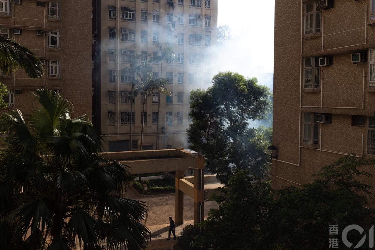 衞生署10月26日公布出現首宗本地感染基孔肯雅熱個案，患者居於鑽石山鳳德邨，屋苑對面的龍蟠苑即有人員噴滅蚊煙霧。（梁鵬威攝)