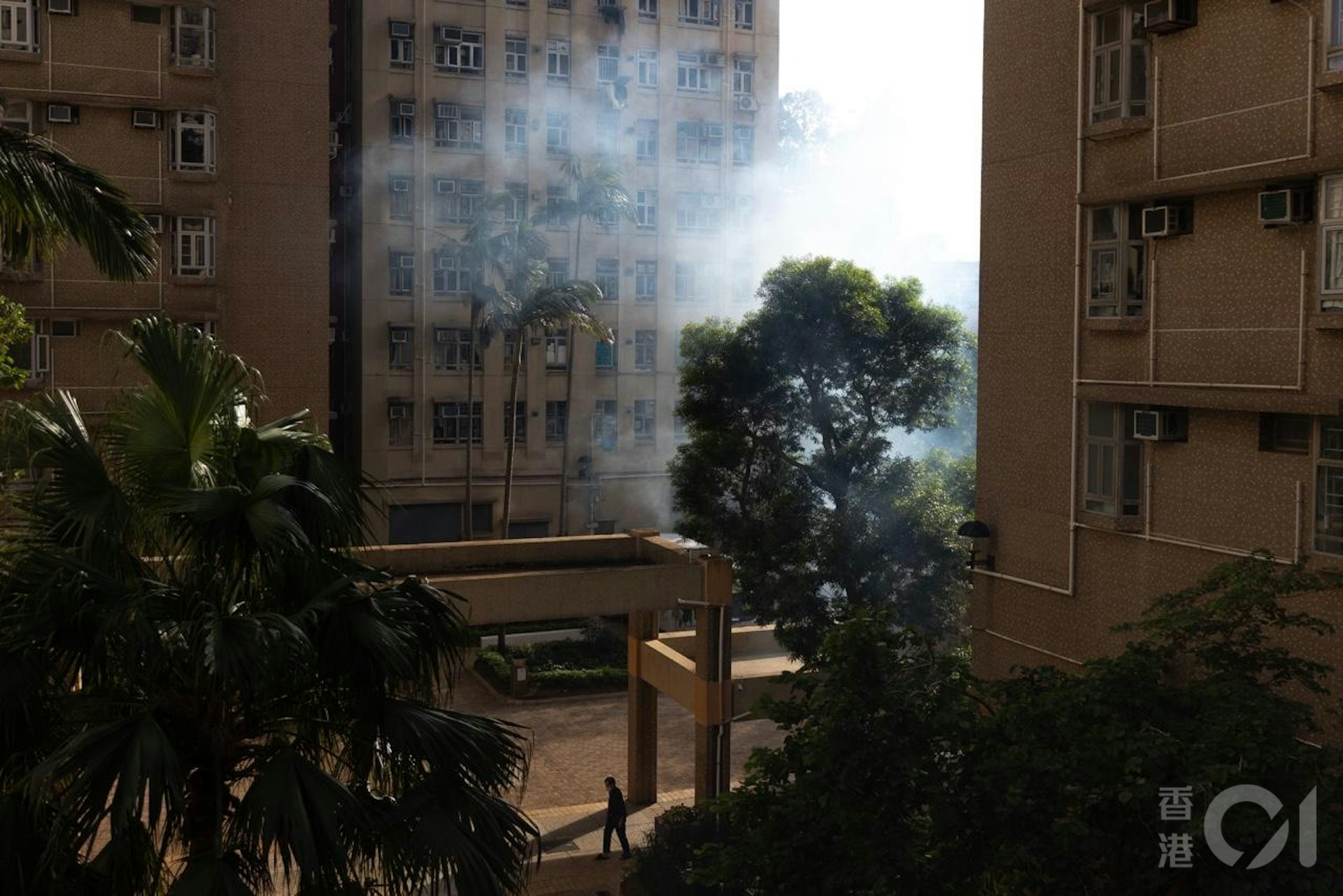 衞生署10月26日公布出現首宗本地感染基孔肯雅熱個案,患者居於鑽石山鳳德邨,屋苑對面的龍蟠苑即有人員噴滅蚊煙霧。(梁鵬威攝) 衞生署10月26日公布出現首宗本地感染基孔肯雅熱個案,患者居於鑽石山鳳德邨,屋苑對面的龍蟠苑即有人員噴滅蚊煙霧。(梁鵬威攝)