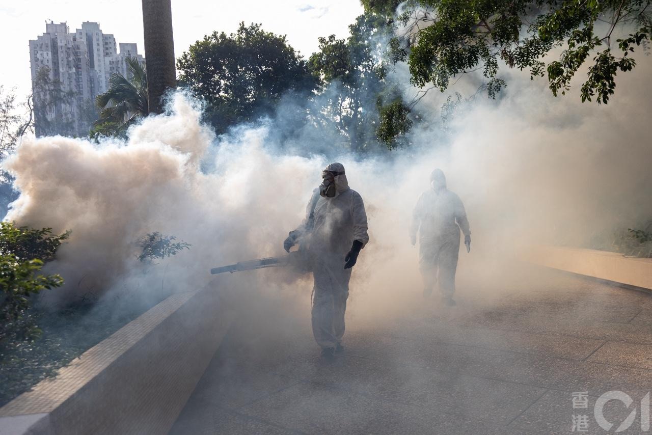 衞生署10月26日公布出現首宗本地感染基孔肯雅熱個案，患者居於鑽石山鳳德邨，屋苑對面的龍蟠苑即有人員噴滅蚊煙霧。（梁鵬威攝)