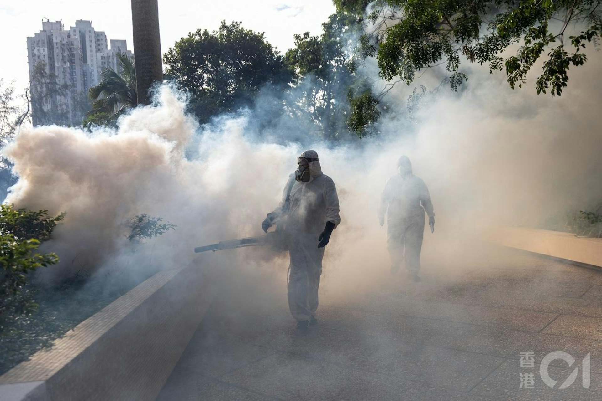 衞生署10月26日公布出現首宗本地感染基孔肯雅熱個案,患者居於鑽石山鳳德邨,屋苑對面的龍蟠苑即有人員噴滅蚊煙霧。(梁鵬威攝) 衞生署10月26日公布出現首宗本地感染基孔肯雅熱個案,患者居於鑽石山鳳德邨,屋苑對面的龍蟠苑即有人員噴滅蚊煙霧。(梁鵬威攝)