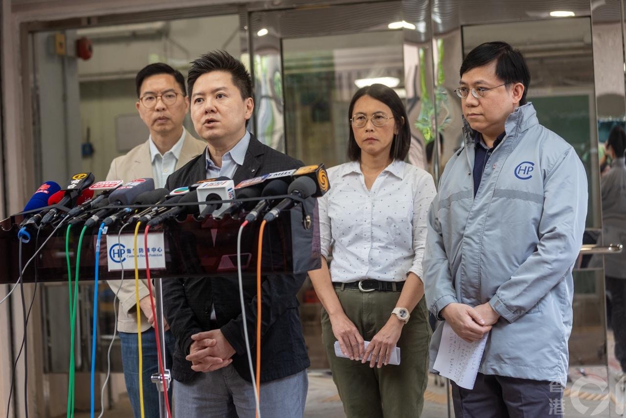 衞生署10月26日公布首宗本地感染基孔肯雅熱患者居於鑽石山鳳德邨。衞生署衞生防護中心總監徐樂堅（左二）表示，確診的82歲婆婆經常去鳳鑽苑接送孫子，會去區內街市買菜，潛伏期內未曾離開香港外遊。（梁鵬威攝)