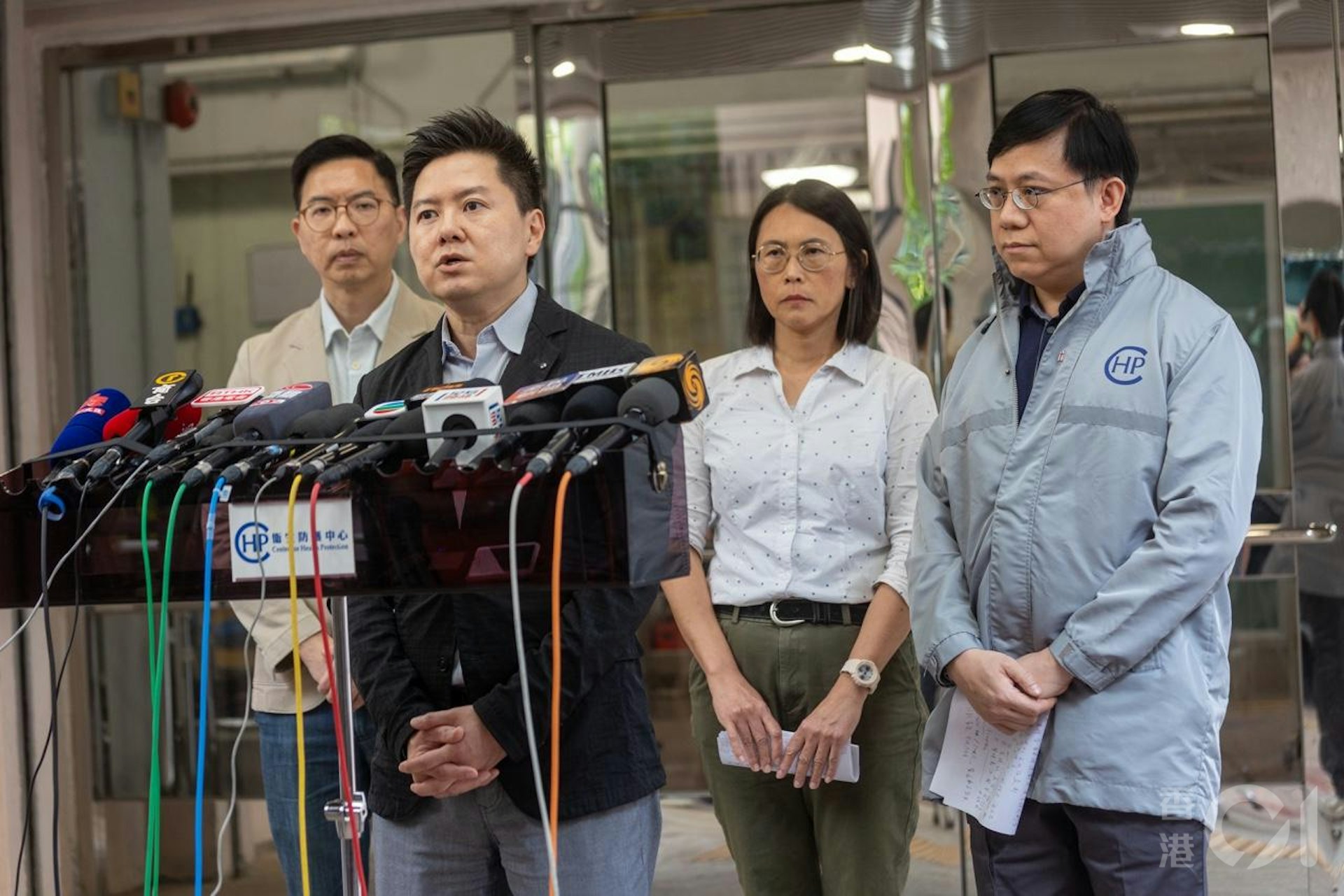 衞生署10月26日公布首宗本地感染基孔肯雅熱患者居於鑽石山鳳德邨。衞生署衞生防護中心總監徐樂堅(左二)表示,確診的82歲婆婆經常去鳳鑽苑接送孫子,會去區內街市買菜,潛伏期內未曾離開香港外遊。(梁鵬威攝) 衞生署10月26日公布首宗本地感染基孔肯雅熱患者居於鑽石山鳳德邨。衞生署衞生防護中心總監徐樂堅(左二)表示,確診的82歲婆婆經常去鳳鑽苑接送孫子,會去區內街市買菜,潛伏期內未曾離開香港外遊。(梁鵬威攝)