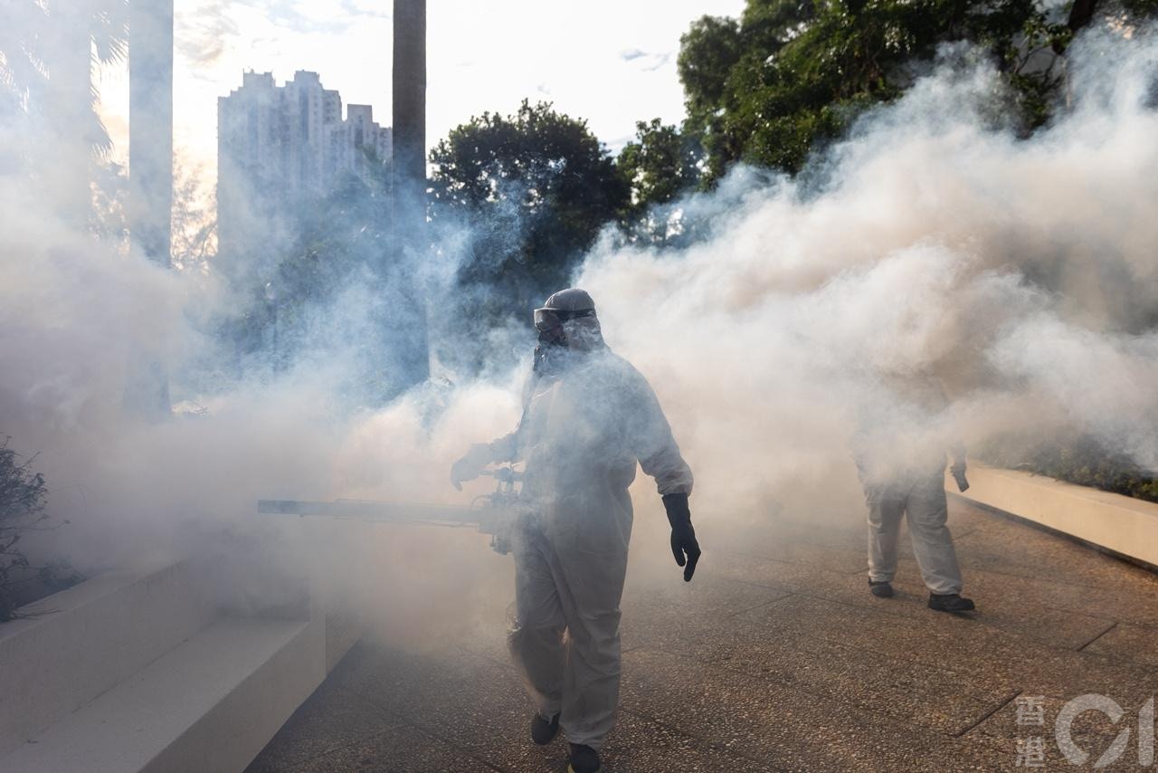 衞生署10月26日公布出現首宗本地感染基孔肯雅熱個案，患者居於鑽石山鳳德邨，屋苑對面的龍蟠苑即有人員噴滅蚊煙霧。（梁鵬威攝)