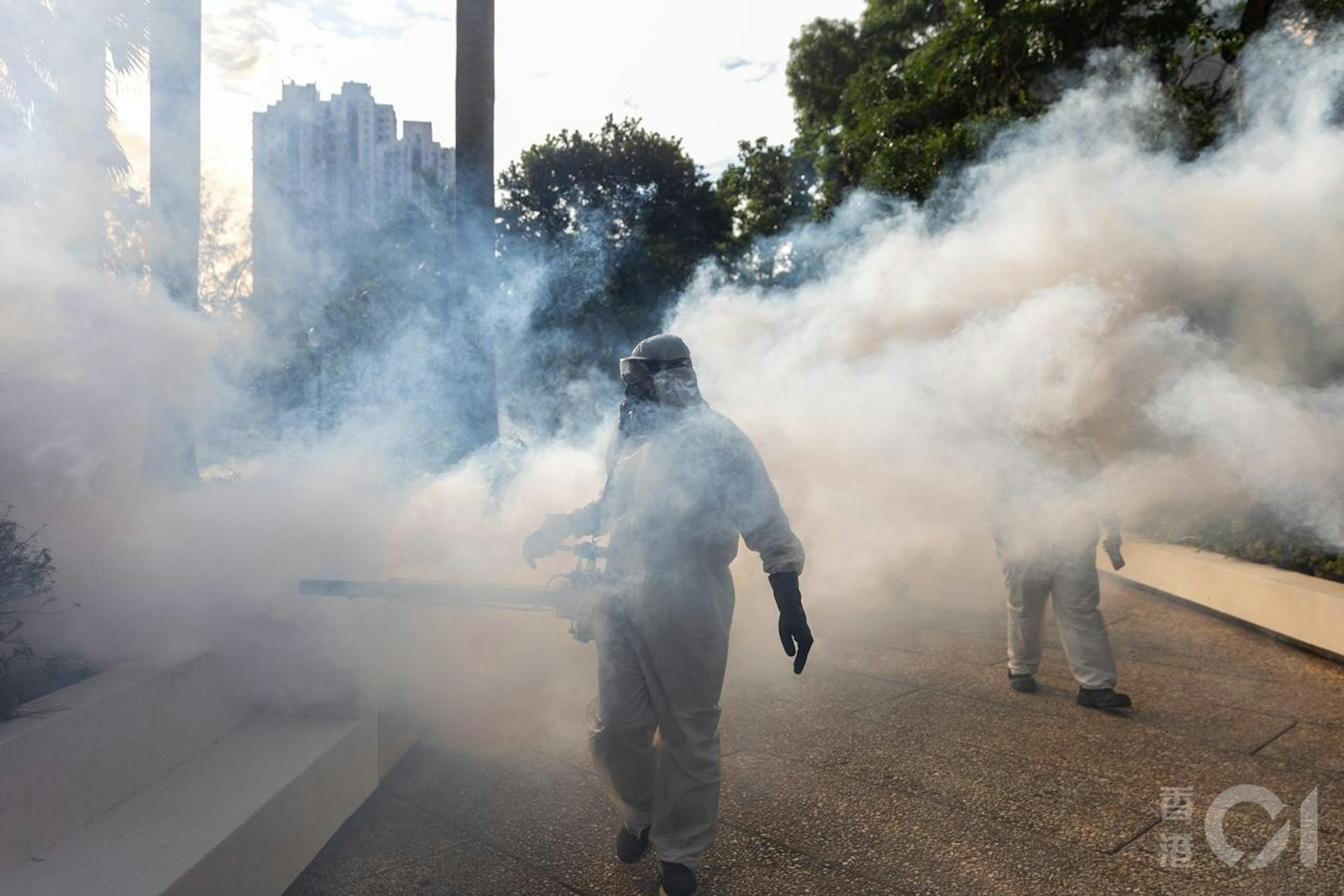 衞生署10月26日公布出現首宗本地感染基孔肯雅熱個案,患者居於鑽石山鳳德邨,屋苑對面的龍蟠苑即有人員噴滅蚊煙霧。(梁鵬威攝) 衞生署10月26日公布出現首宗本地感染基孔肯雅熱個案,患者居於鑽石山鳳德邨,屋苑對面的龍蟠苑即有人員噴滅蚊煙霧。(梁鵬威攝)