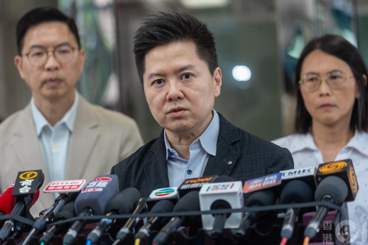 衞生署10月26日公布首宗本地感染基孔肯雅熱患者居於鑽石山鳳德邨。衞生署衞生防護中心總監徐樂堅（中）表示，確診的82歲婆婆主要在其居住屋苑範圍內活動，故相信其感染源頭在屋苑內。（梁鵬威攝)