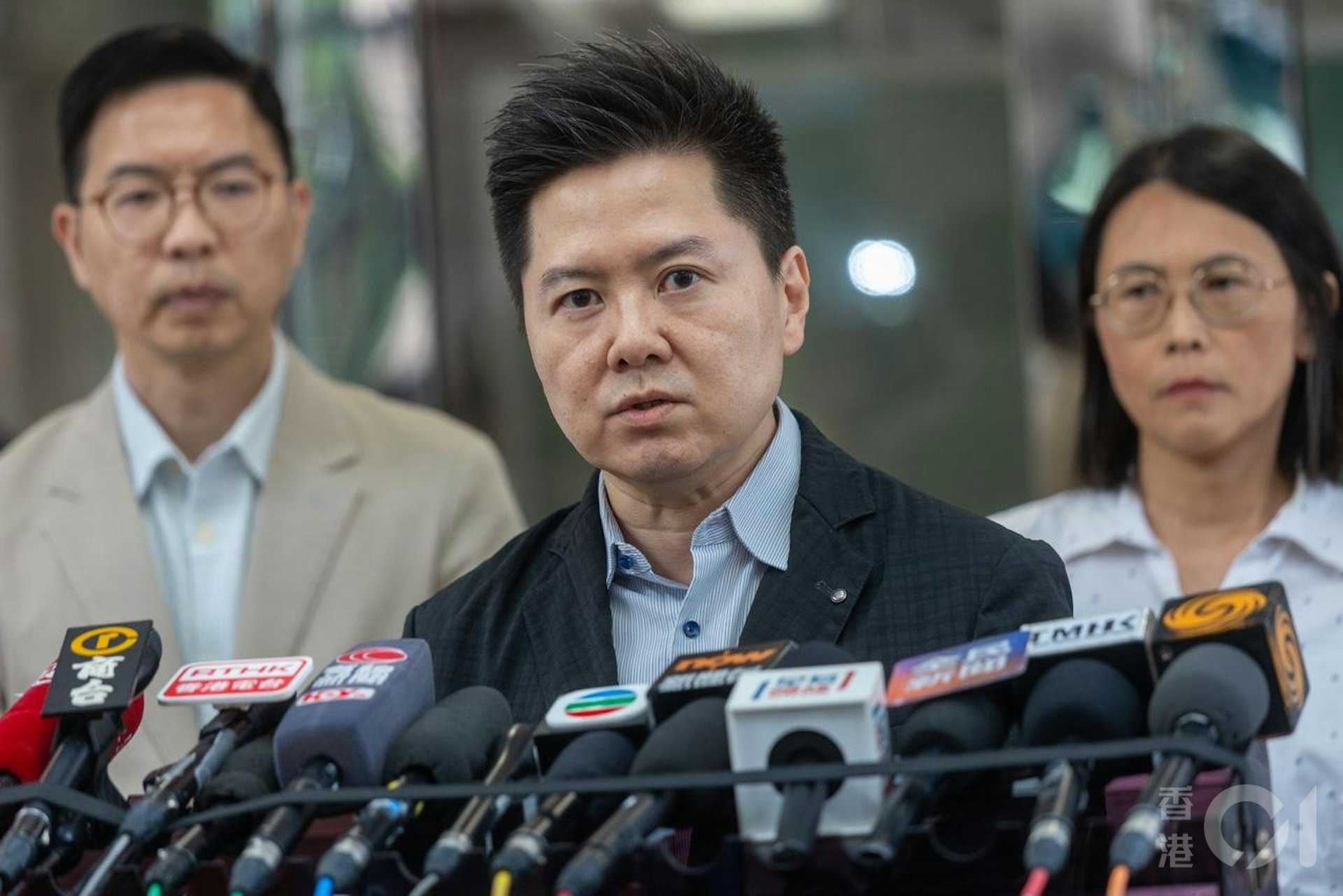 衞生署10月26日公布首宗本地感染基孔肯雅熱患者居於鑽石山鳳德邨。衞生署衞生防護中心總監徐樂堅(中)表示,確診的82歲婆婆主要在其居住屋苑範圍內活動,故相信其感染源頭在屋苑內。(梁鵬威攝) 衞生署10月26日公布首宗本地感染基孔肯雅熱患者居於鑽石山鳳德邨。衞生署衞生防護中心總監徐樂堅(中)表示,確診的82歲婆婆主要在其居住屋苑範圍內活動,故相信其感染源頭在屋苑內。(梁鵬威攝)