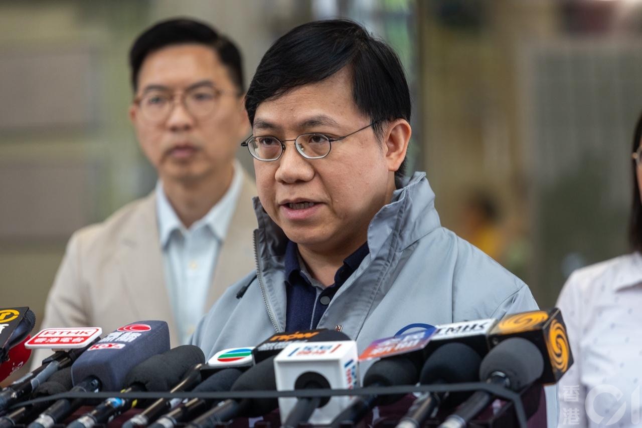 衞生署10月26日公布首宗本地感染基孔肯雅熱患者居於鑽石山鳳德邨，衞生署衞生防護中心傳染病處主任歐家榮醫生表示，相信患者居住範圍內有病徵輕微、未被診斷個案，病毒經傳染媒介白紋伊蚊傳給婆婆。（梁鵬威攝)