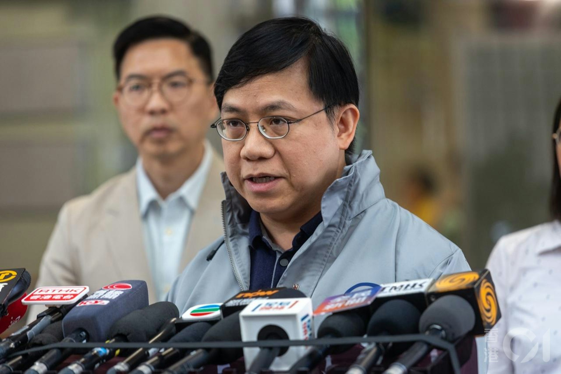 衞生署10月26日公布首宗本地感染基孔肯雅熱患者居於鑽石山鳳德邨,衞生署衞生防護中心傳染病處主任歐家榮醫生表示,相信患者居住範圍內有病徵輕微、未被診斷個案,病毒經傳染媒介白紋伊蚊傳給婆婆。(梁鵬威攝) 衞生署10月26日公布首宗本地感染基孔肯雅熱患者居於鑽石山鳳德邨,衞生署衞生防護中心傳染病處主任歐家榮醫生表示,相信患者居住範圍內有病徵輕微、未被診斷個案,病毒經傳染媒介白紋伊蚊傳給婆婆。(梁鵬威攝)