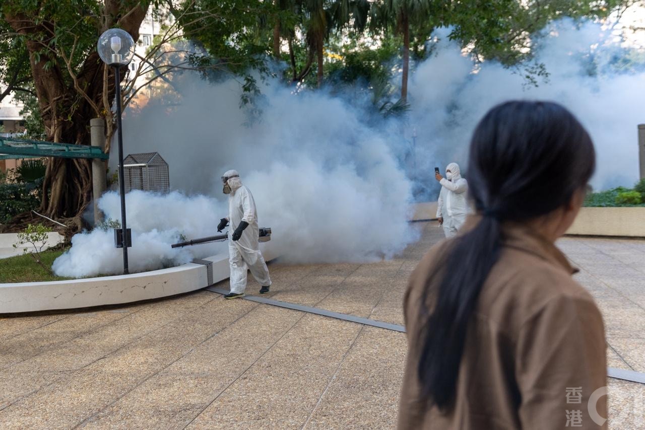 衞生署10月26日公布出現首宗本地感染基孔肯雅熱個案，患者居於鑽石山鳳德邨，屋苑對面的龍蟠苑即有人員噴滅蚊煙霧。（梁鵬威攝)