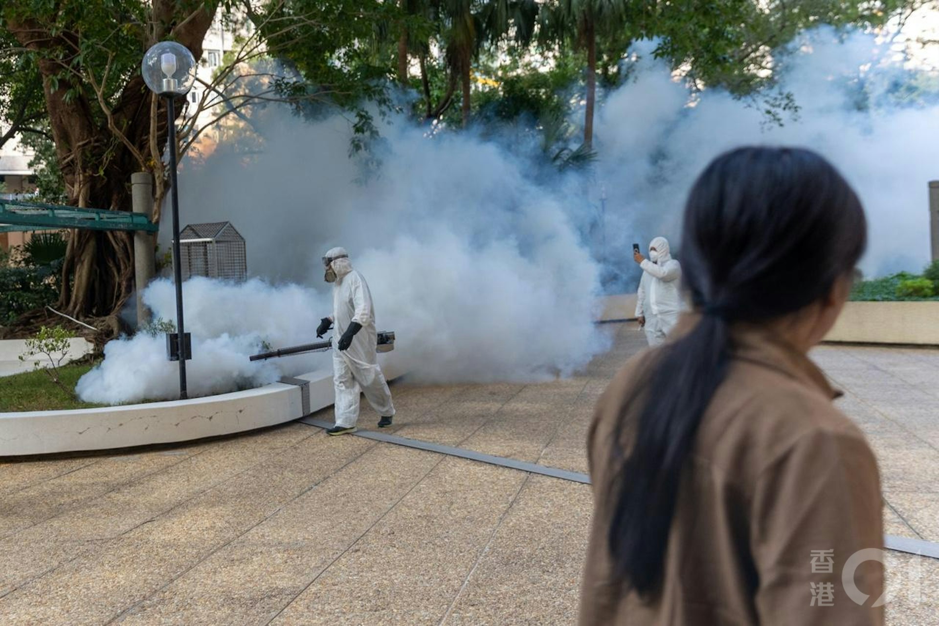 衞生署10月26日公布出現首宗本地感染基孔肯雅熱個案,患者居於鑽石山鳳德邨,屋苑對面的龍蟠苑即有人員噴滅蚊煙霧。(梁鵬威攝) 衞生署10月26日公布出現首宗本地感染基孔肯雅熱個案,患者居於鑽石山鳳德邨,屋苑對面的龍蟠苑即有人員噴滅蚊煙霧。(梁鵬威攝)