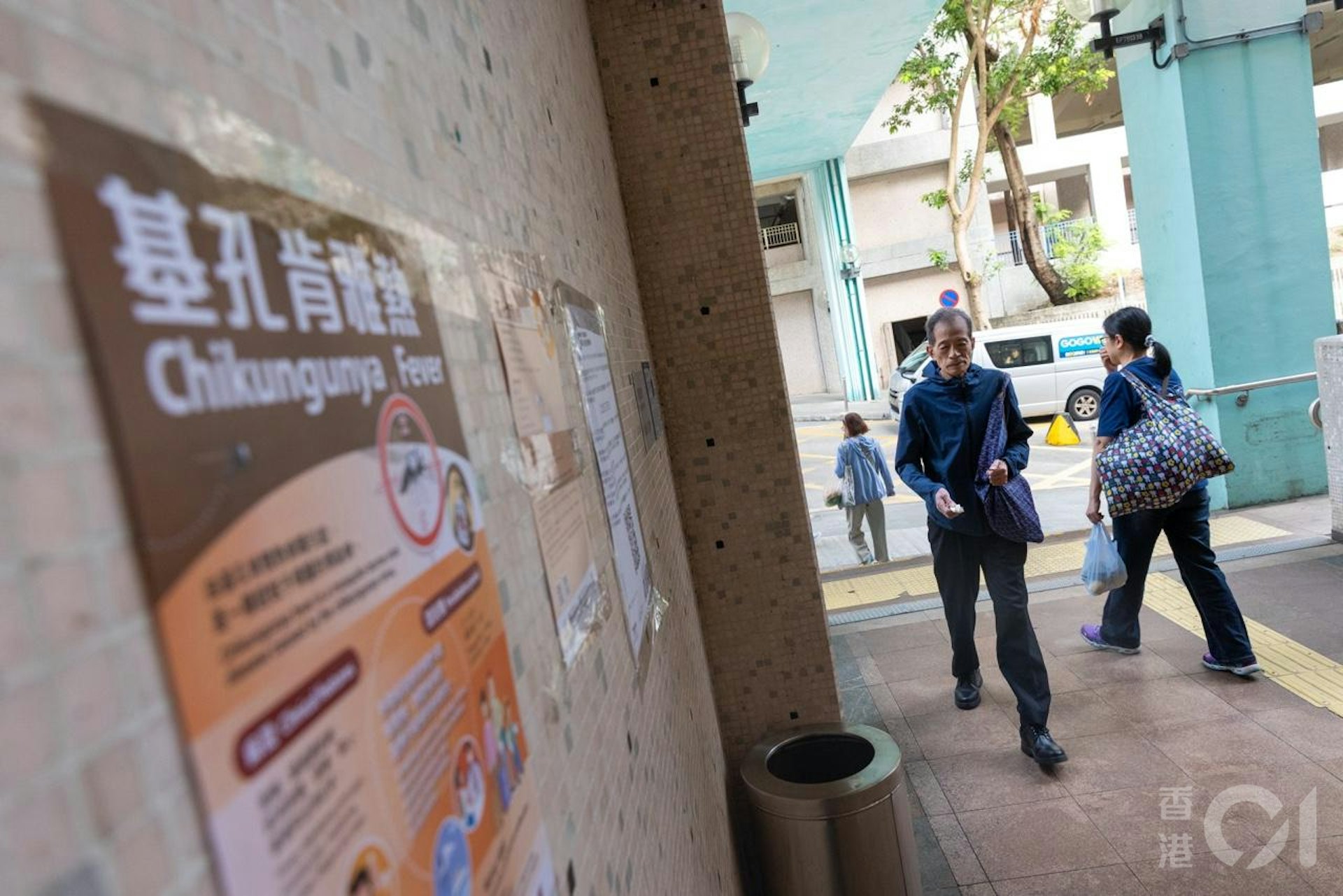 衞生署10月26日公布首宗本地感染基孔肯雅熱患者居於鑽石山鳳德邨,屋苑內張貼提醒居民防範基孔肯雅熱海報。(梁鵬威攝) 衞生署10月26日公布首宗本地感染基孔肯雅熱患者居於鑽石山鳳德邨,屋苑內張貼提醒居民防範基孔肯雅熱海報。(梁鵬威攝)