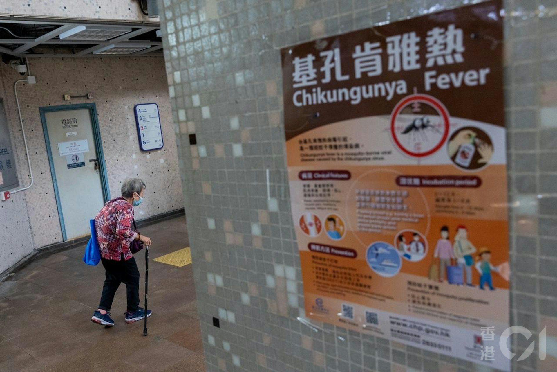 衞生署10月26日公布首宗本地感染基孔肯雅熱患者居於鑽石山鳳德邨,屋苑內張貼提醒居民防範基孔肯雅熱海報。(梁鵬威攝) 衞生署10月26日公布首宗本地感染基孔肯雅熱患者居於鑽石山鳳德邨,屋苑內張貼提醒居民防範基孔肯雅熱海報。(梁鵬威攝)