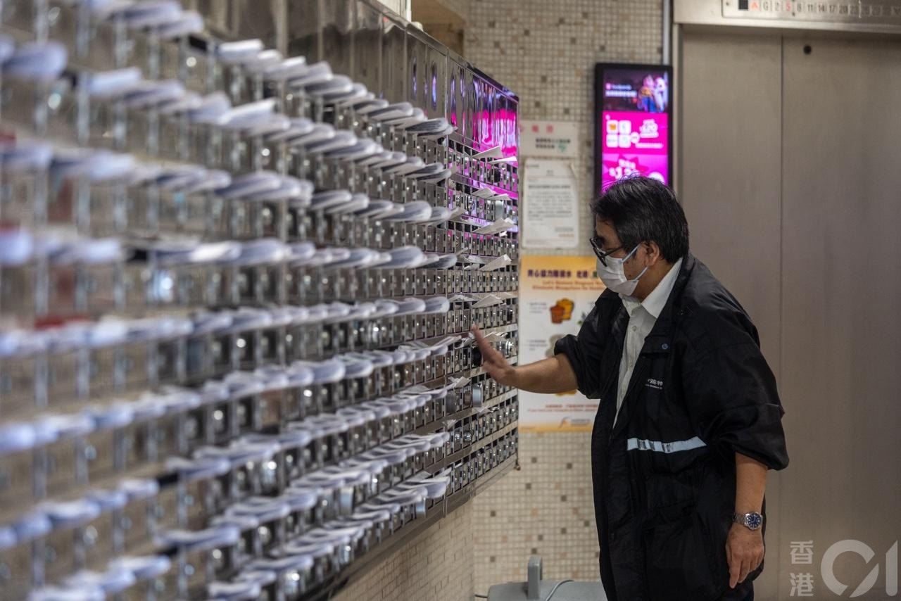 衞生署10月26日公布首宗本地感染基孔肯雅熱患者居於鑽石山鳳德邨，管理員將通告放進每戶信箱。（梁鵬威攝)