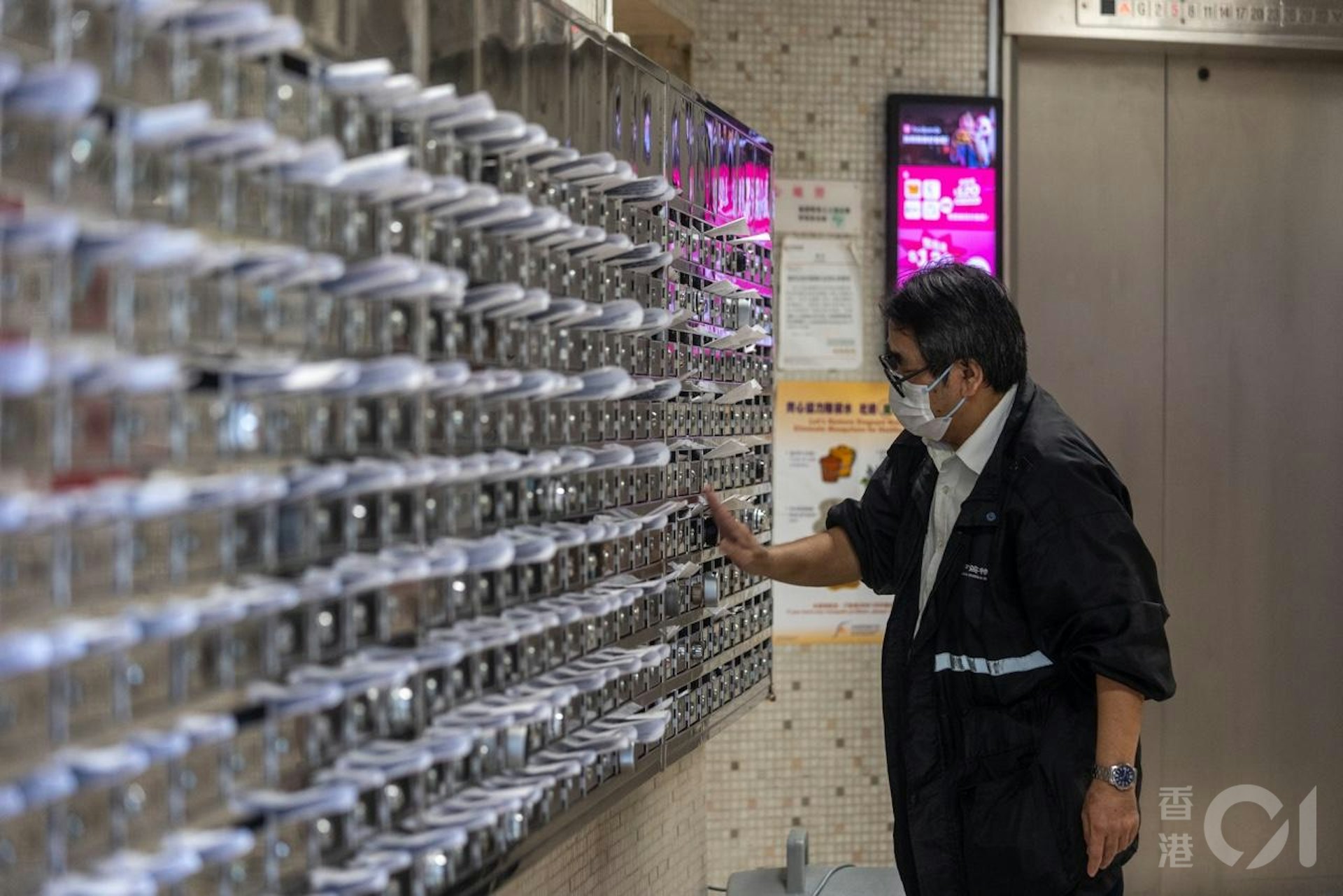 衞生署10月26日公布首宗本地感染基孔肯雅熱患者居於鑽石山鳳德邨,管理員將通告放進每戶信箱。(梁鵬威攝) 衞生署10月26日公布首宗本地感染基孔肯雅熱患者居於鑽石山鳳德邨,管理員將通告放進每戶信箱。(梁鵬威攝)