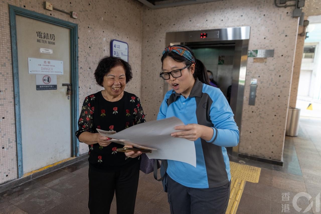 衞生署10月26日公布首宗本地感染基孔肯雅熱患者居於鑽石山鳳德邨，衞生防護中心人員向居民講解最新情況。（梁鵬威攝)