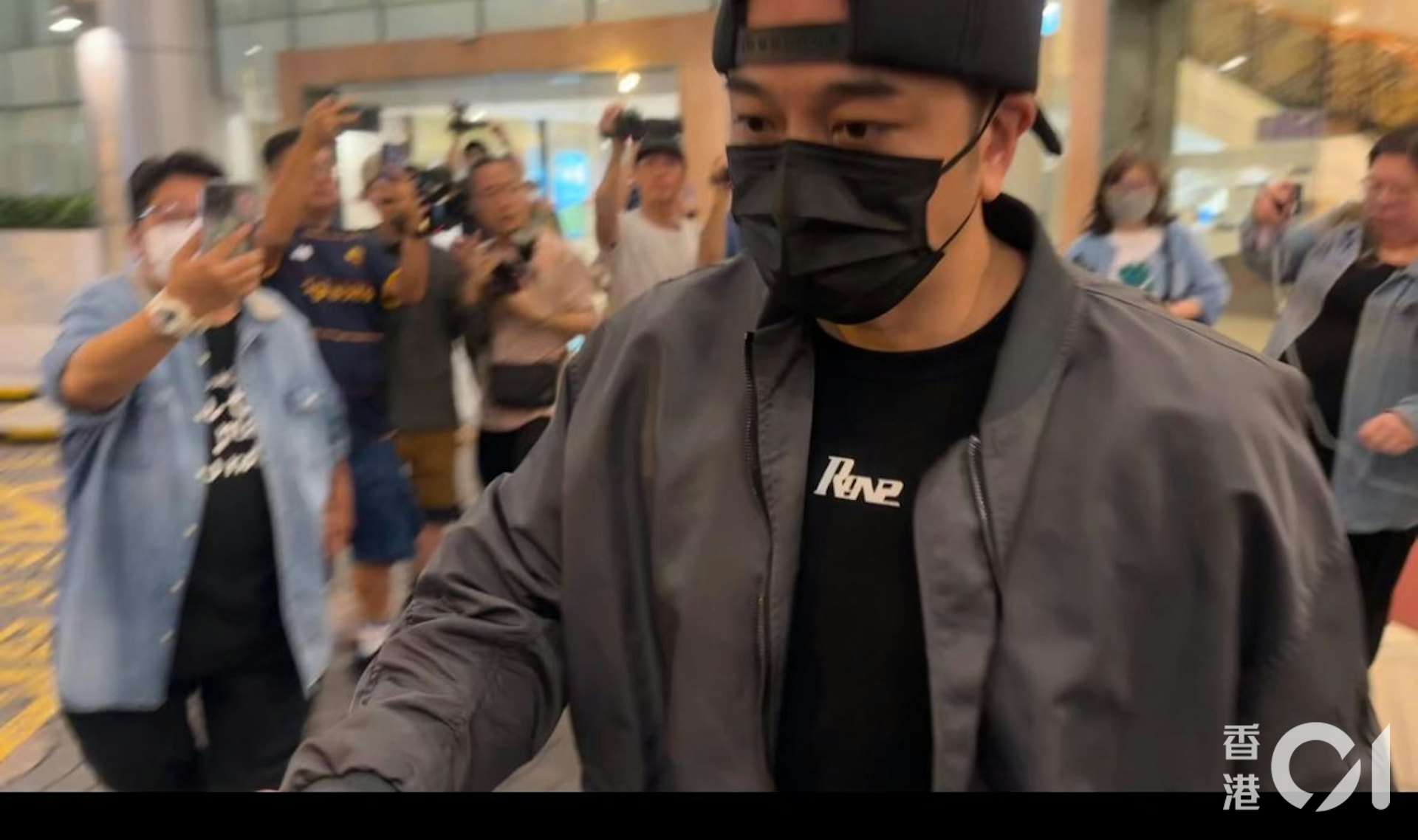 吳卓羲和林峯逗留半小時後離開醫院。(葉志明攝)