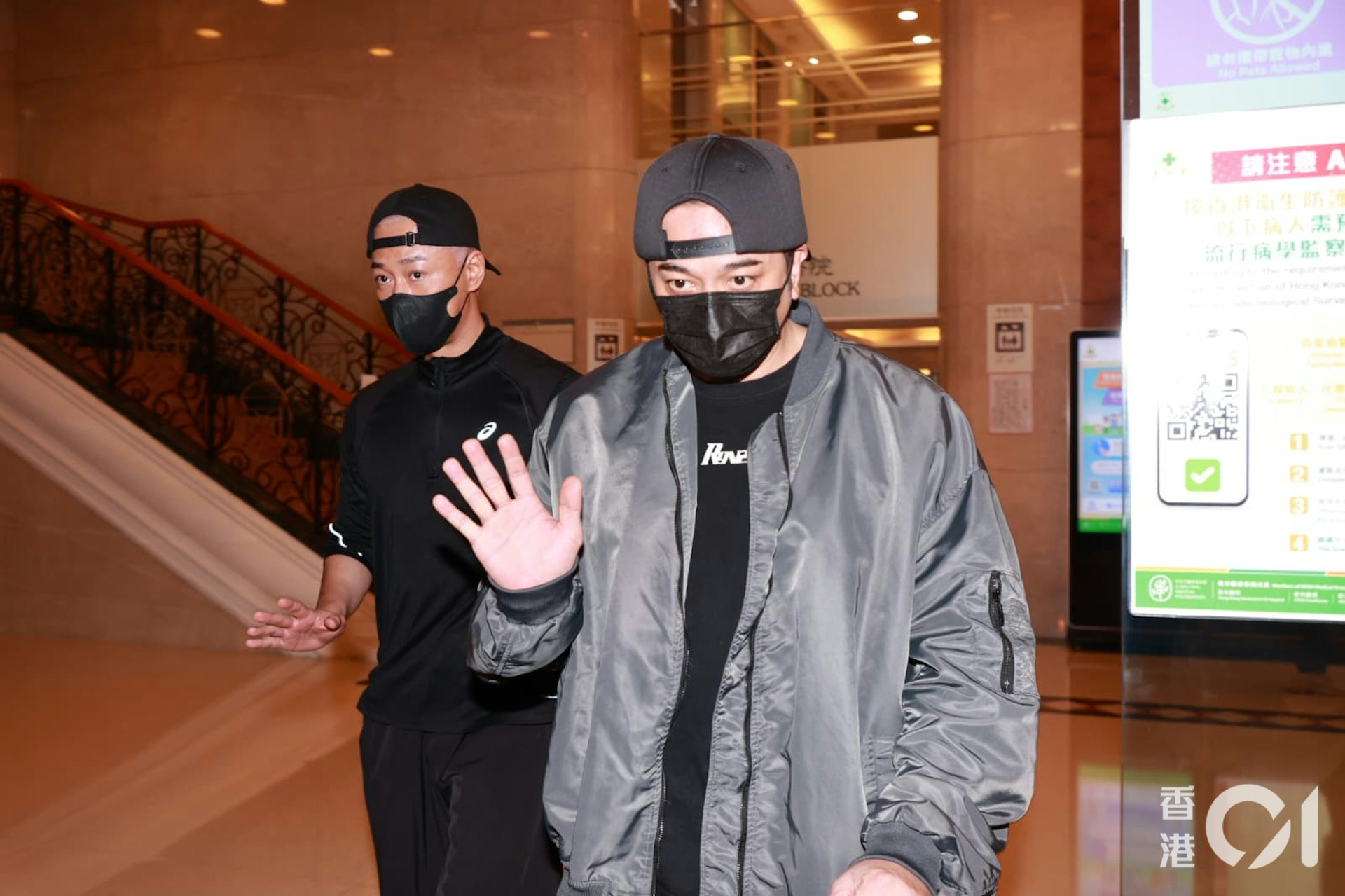 吳卓羲搖頭示意許紹雄未蘇醒。(葉志明攝)