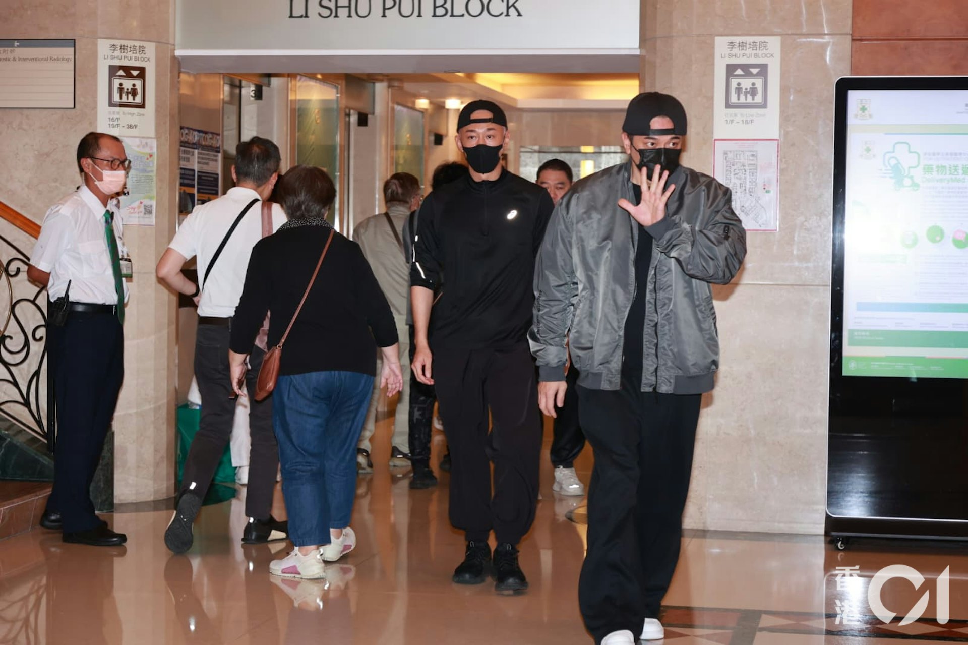 林峯和吳卓義逗留約半小時離開。(葉志明攝)