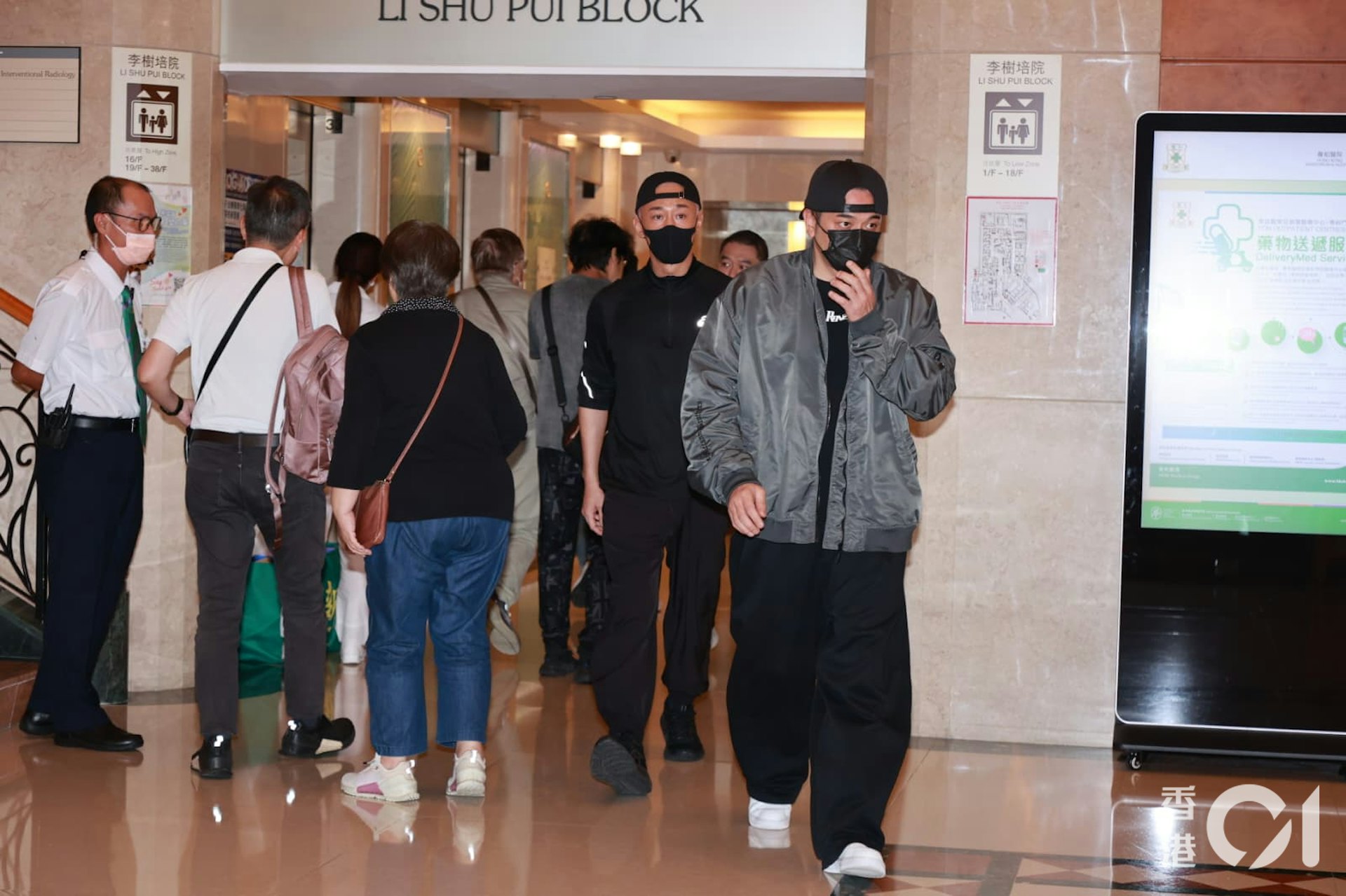 林峯和吳卓義逗留約半小時離開。(葉志明攝)