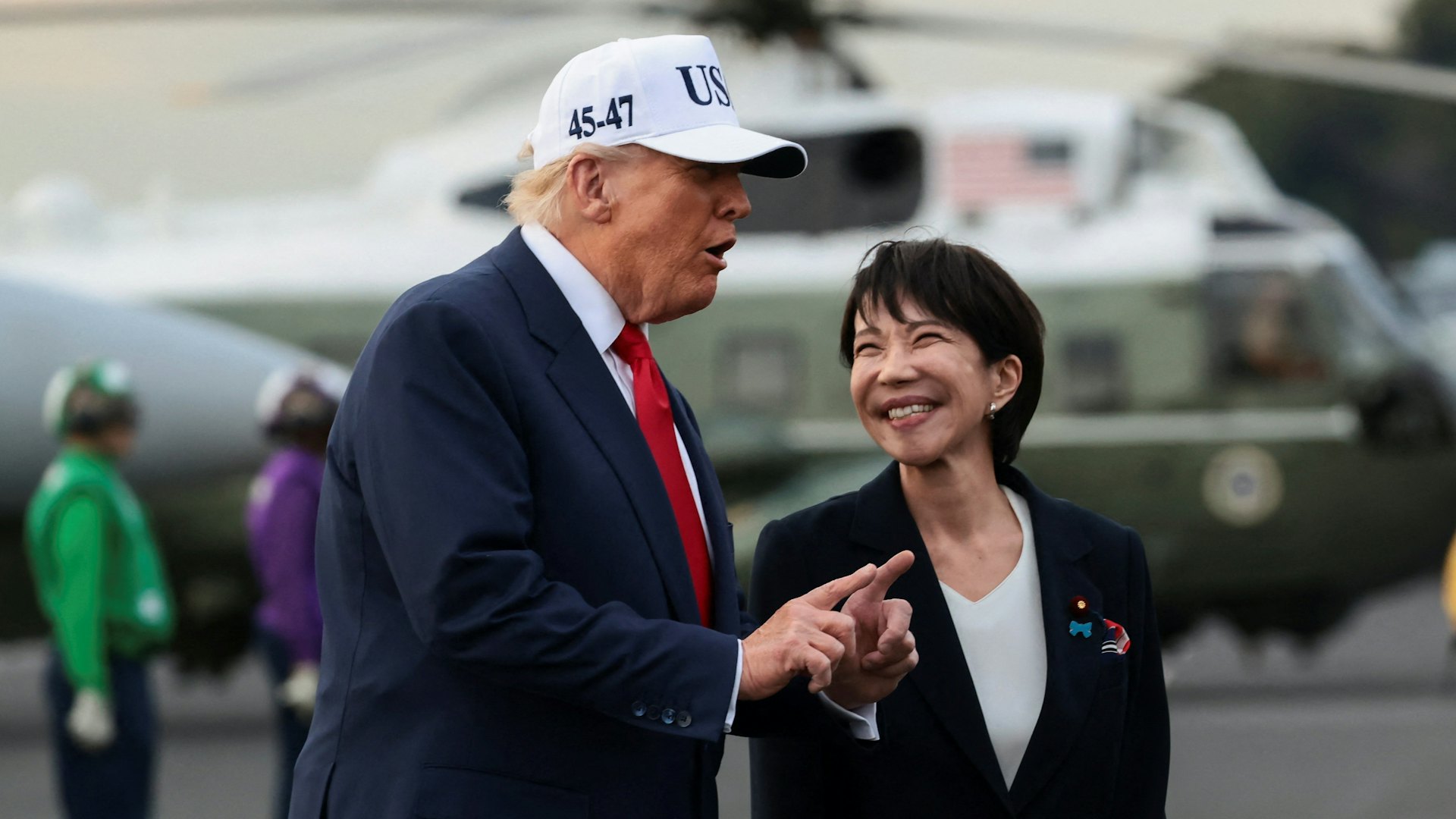 2025年10月28日,日本首相高市早苗陪同美國總統特朗普(Donald Trump)訪問美國海軍在日本橫須賀基地,同登美國喬治華盛頓號航母。(Reuters)