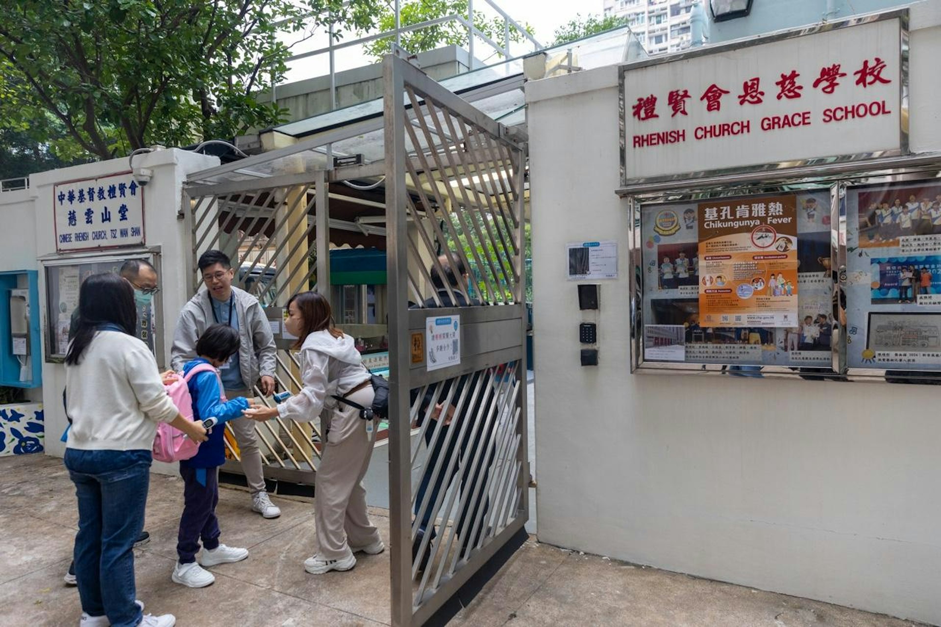 一名在鳳德邨禮賢會恩慈學校工作的55歲女員工確診基孔肯雅熱,衞生防護中心正化驗其與邨內的首名本地患者,是否有醫學關連。(資料圖片/梁鵬威攝) 一名在鳳德邨禮賢會恩慈學校工作的55歲女員工確診基孔肯雅熱,衞生防護中心正化驗其與邨內的首名本地患者,是否有醫學關連。(資料圖片/梁鵬威攝)