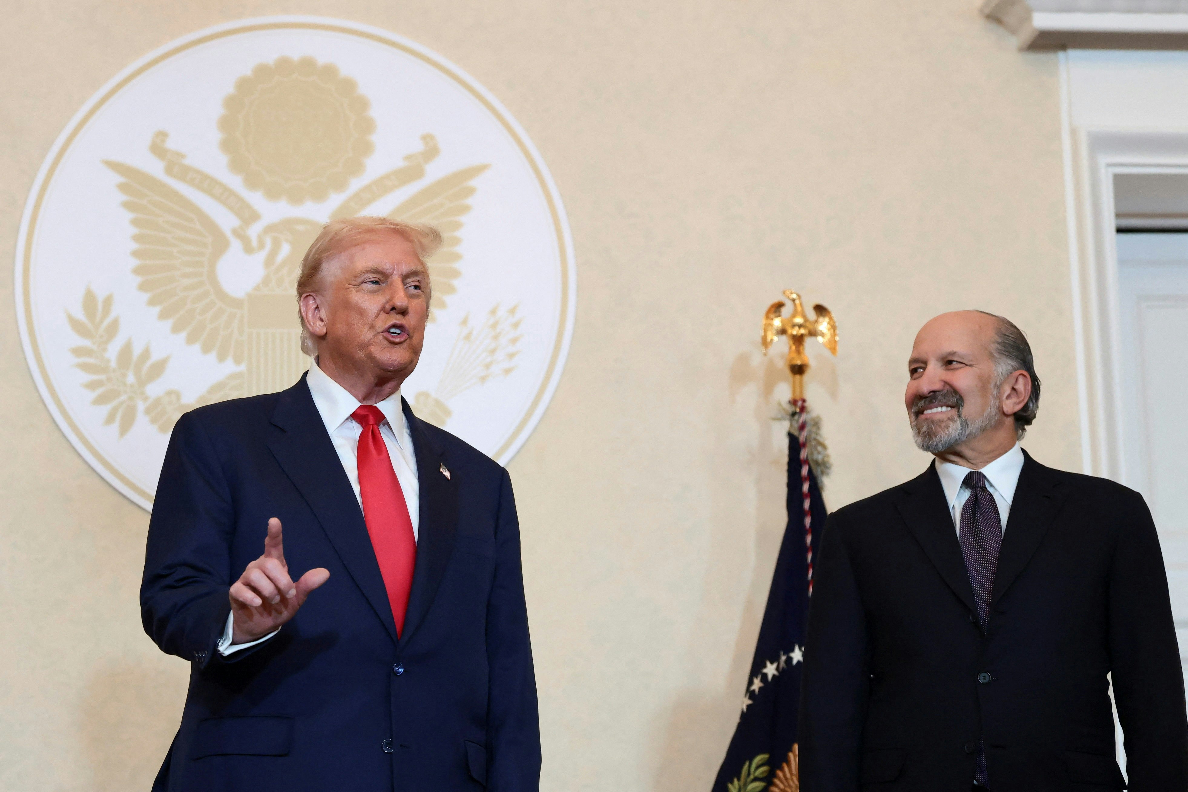 美国商务部长警告：韩国台湾芯片厂若不在美投资或面临100%关税