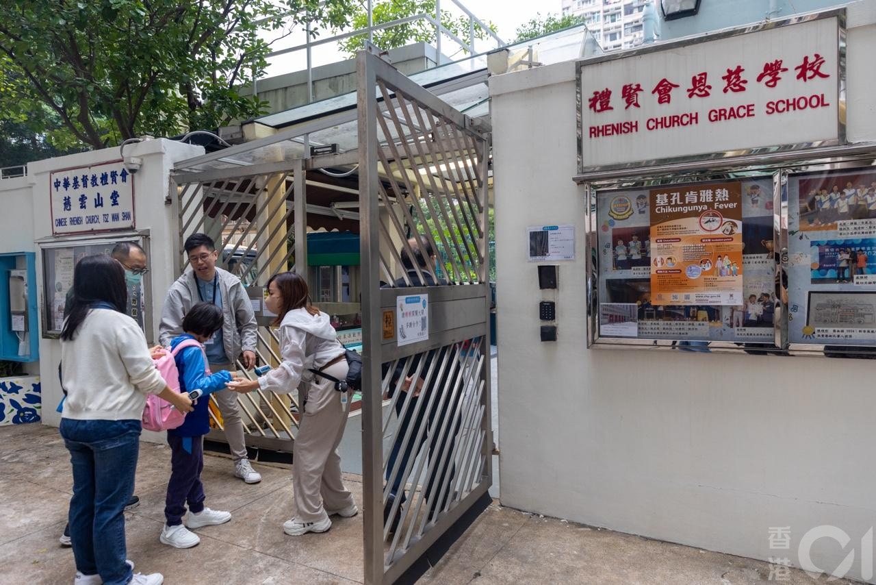 鑽石山鳳德邨禮賢會恩慈學校一名女員工10月27日確診基孔肯雅熱。在10月28日早上，在學校入口有人員為學生探熱及噴蚊怕水。（梁鵬威攝）