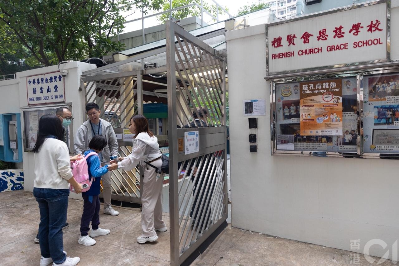 鑽石山鳳德邨禮賢會恩慈學校一名女員工10月27日確診基孔肯雅熱。在10月28日早上，在學校入口有人員為學生探熱及噴蚊怕水。（梁鵬威攝）