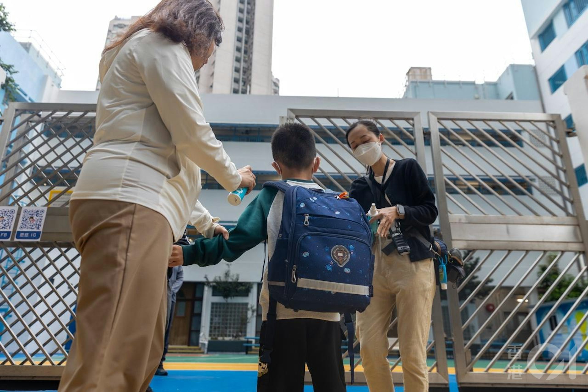 鑽石山鳳德邨禮賢會恩慈學校一名女員工10月27日確診基孔肯雅熱。在10月28日早上,在學校入口有人員為學生探熱及噴蚊怕水。(梁鵬威攝) 鑽石山鳳德邨禮賢會恩慈學校一名女員工10月27日確診基孔肯雅熱。在10月28日早上,在學校入口有人員為學生探熱及噴蚊怕水。(梁鵬威攝)