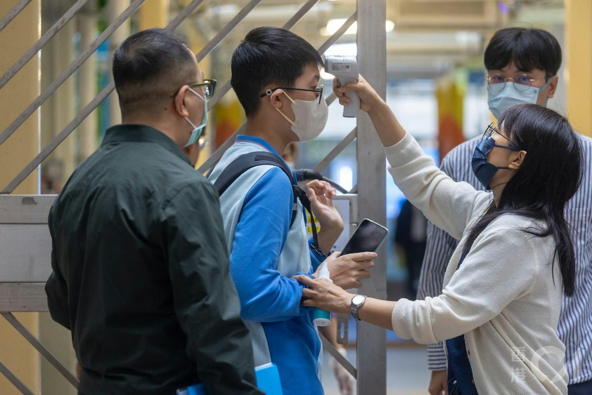 鑽石山鳳德邨禮賢會恩慈學校一名女員工10月27日確診基孔肯雅熱。在10月28日早上,在學校入口有人員為學生探熱及噴蚊怕水。(資料圖片/梁鵬威攝) 鑽石山鳳德邨禮賢會恩慈學校一名女員工10月27日確診基孔肯雅熱。在10月28日早上,在學校入口有人員為學生探熱及噴蚊怕水。(資料圖片/梁鵬威攝)