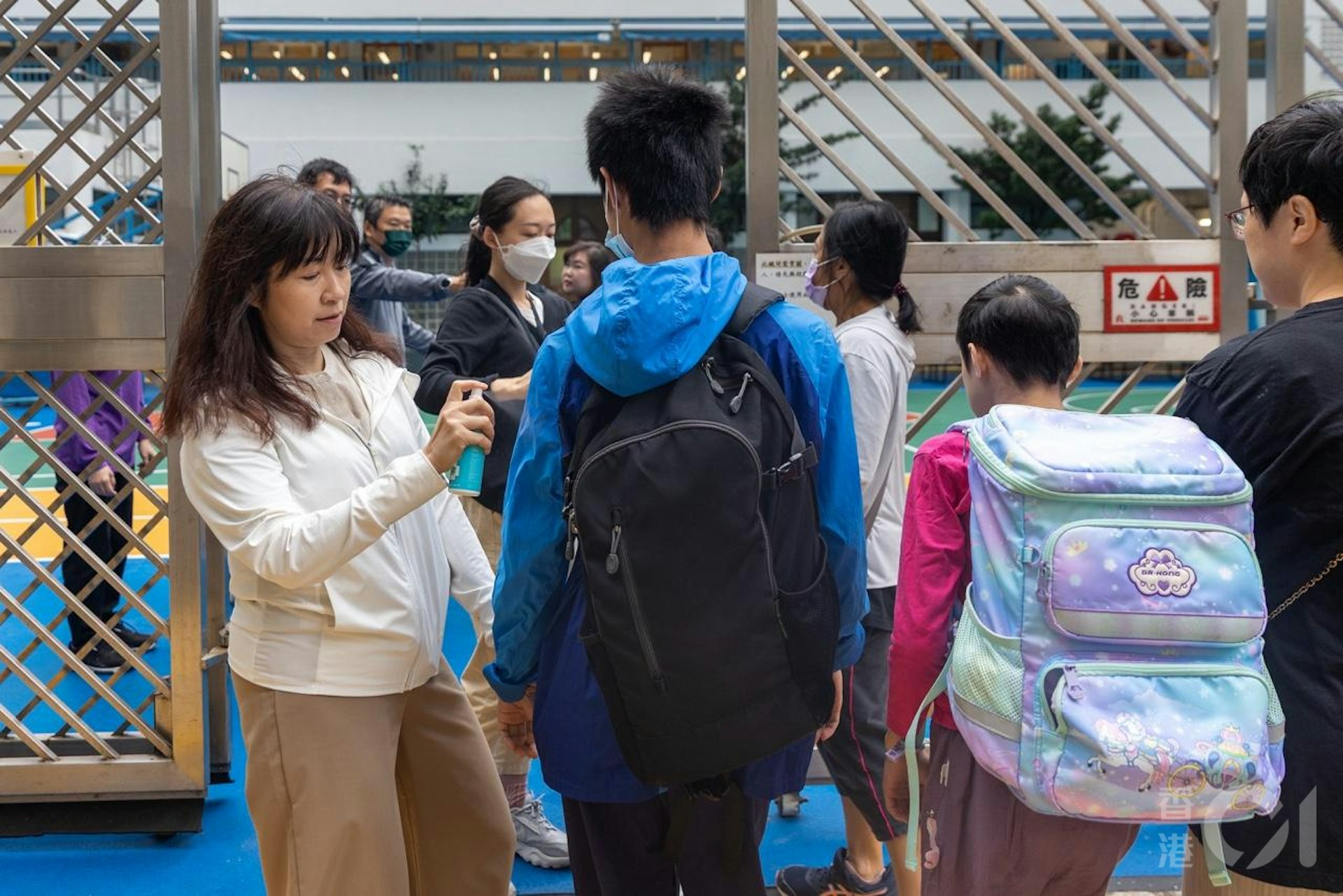 鑽石山鳳德邨禮賢會恩慈學校一名女員工10月27日確診基孔肯雅熱。在10月28日早上,在學校入口有人員為學生探熱及噴蚊怕水。(梁鵬威攝) 鑽石山鳳德邨禮賢會恩慈學校一名女員工10月27日確診基孔肯雅熱。在10月28日早上,在學校入口有人員為學生探熱及噴蚊怕水。(梁鵬威攝)