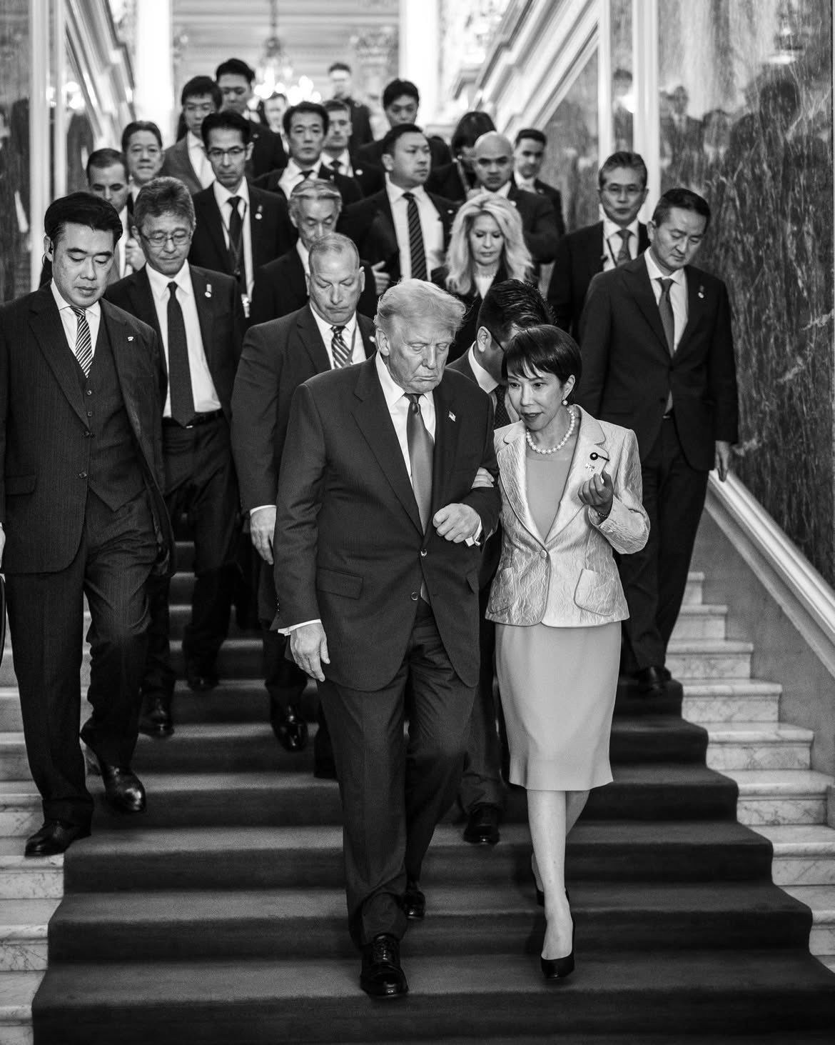 2025年10月28日，美國總統特朗普（Donald Trump，左）訪問日本期間，與日本首相高市早苗留下多張「親密合照」，有日本網民認為高市早苗與特朗普肢體上過份親近，儼如特朗普的小粉絲。（X@iwaneba）