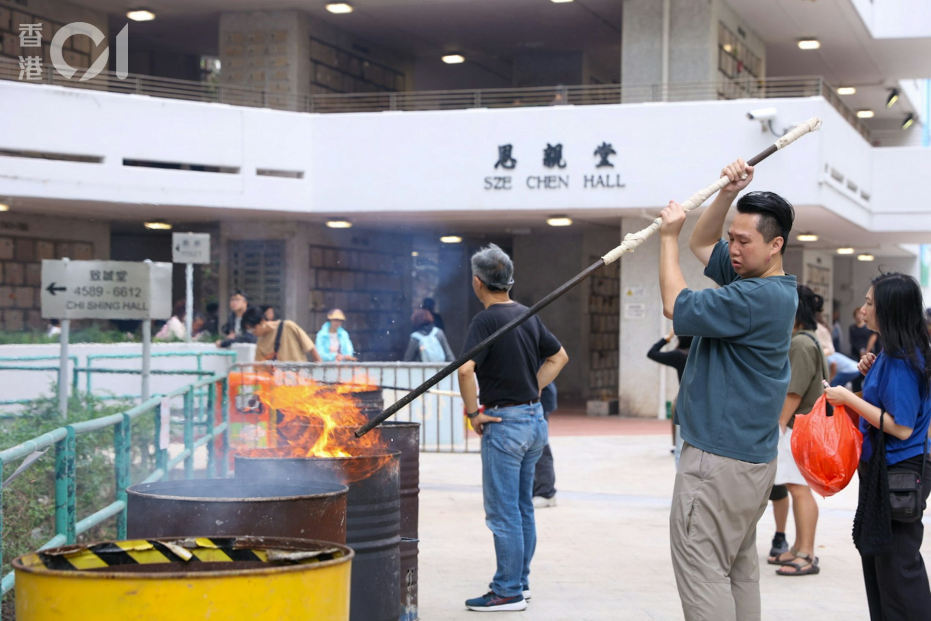 鑽石山墳場有大批市民前來掃墓,不少人均拿着大包小包的祭品到場。