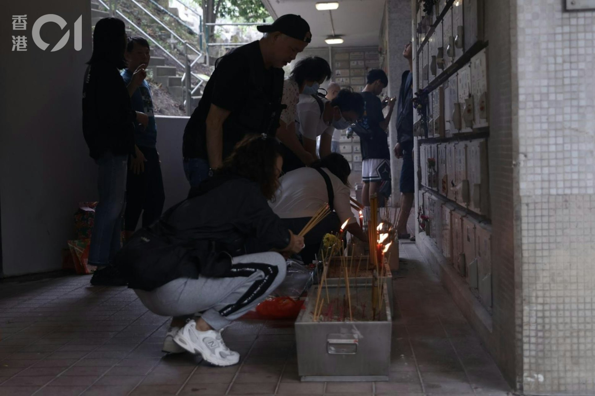 鑽石山墳場有大批市民前來掃墓,不少人均拿着大包小包的祭品到場。