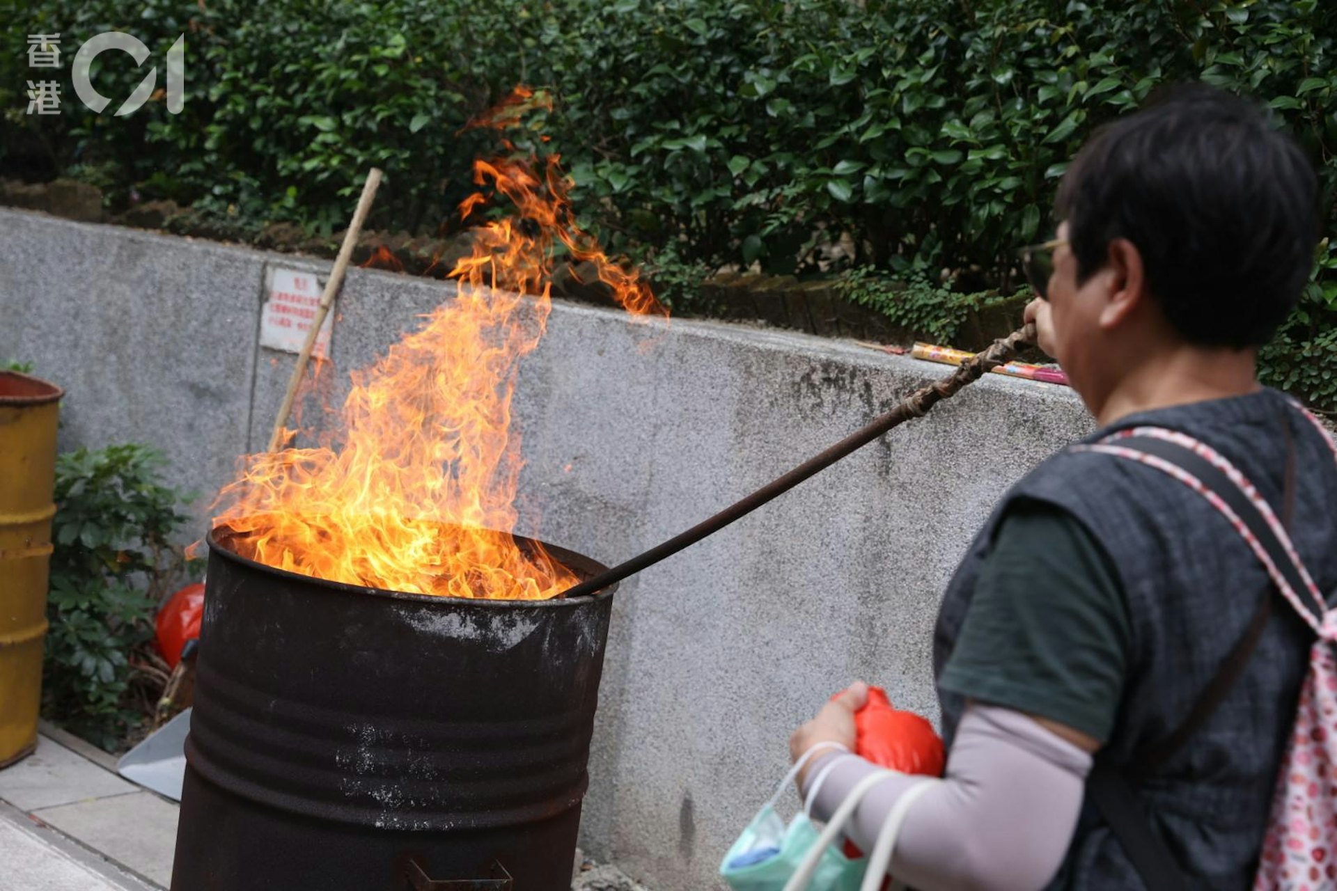 鑽石山墳場有大批市民前來掃墓,不少人均拿着大包小包的祭品到場。
