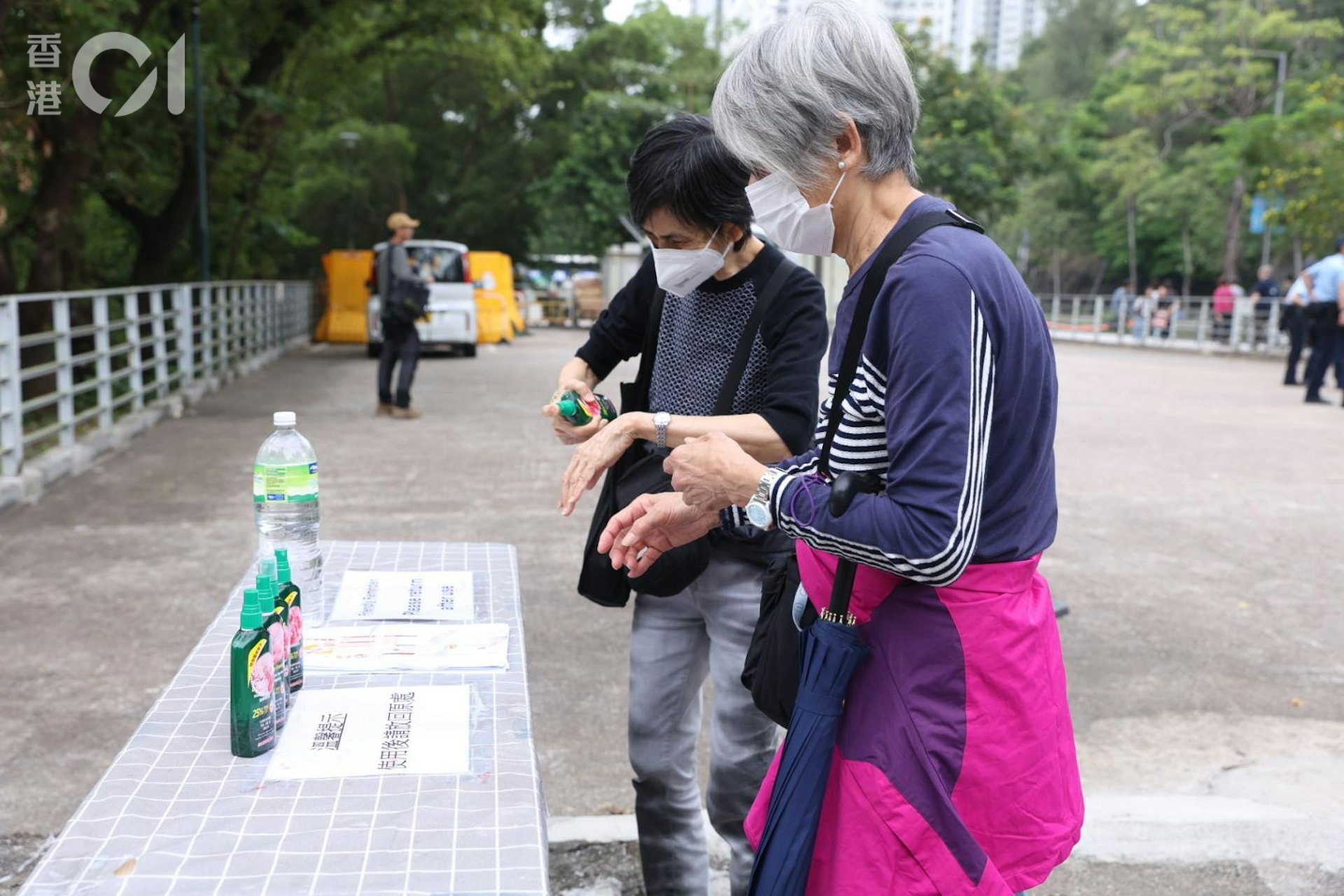 由於在山上的鑽石山墳場是多蚊之地,食環署在現場設置了「防蚊站」。