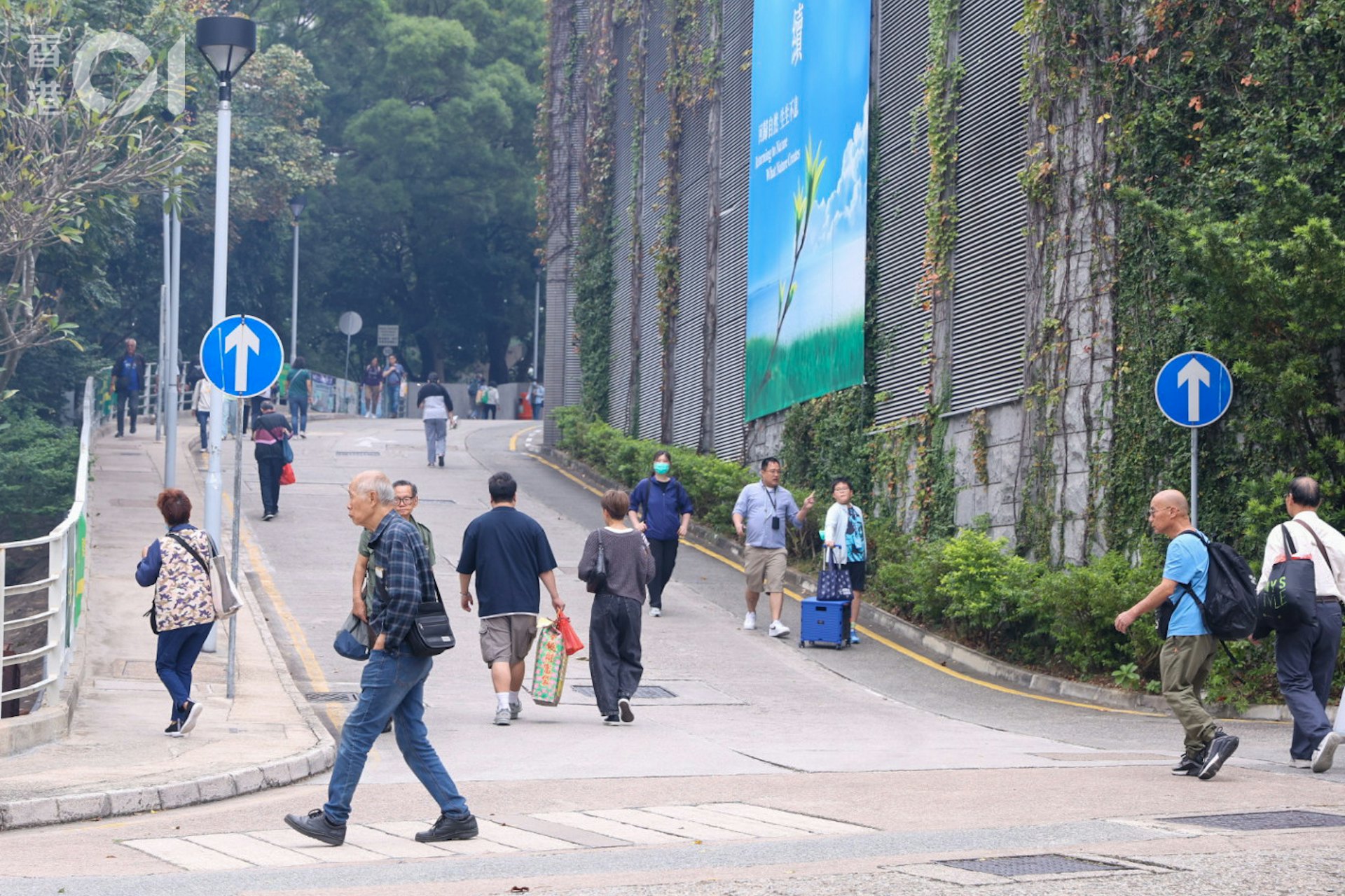 鑽石山墳場有大批市民前來掃墓,不少人均拿着大包小包的祭品到場。
