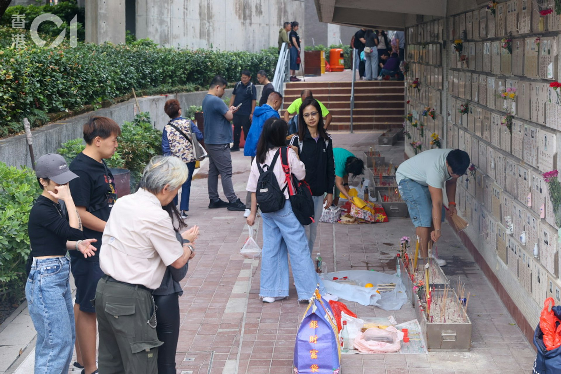 鑽石山墳場有大批市民前來掃墓,不少人均拿着大包小包的祭品到場。