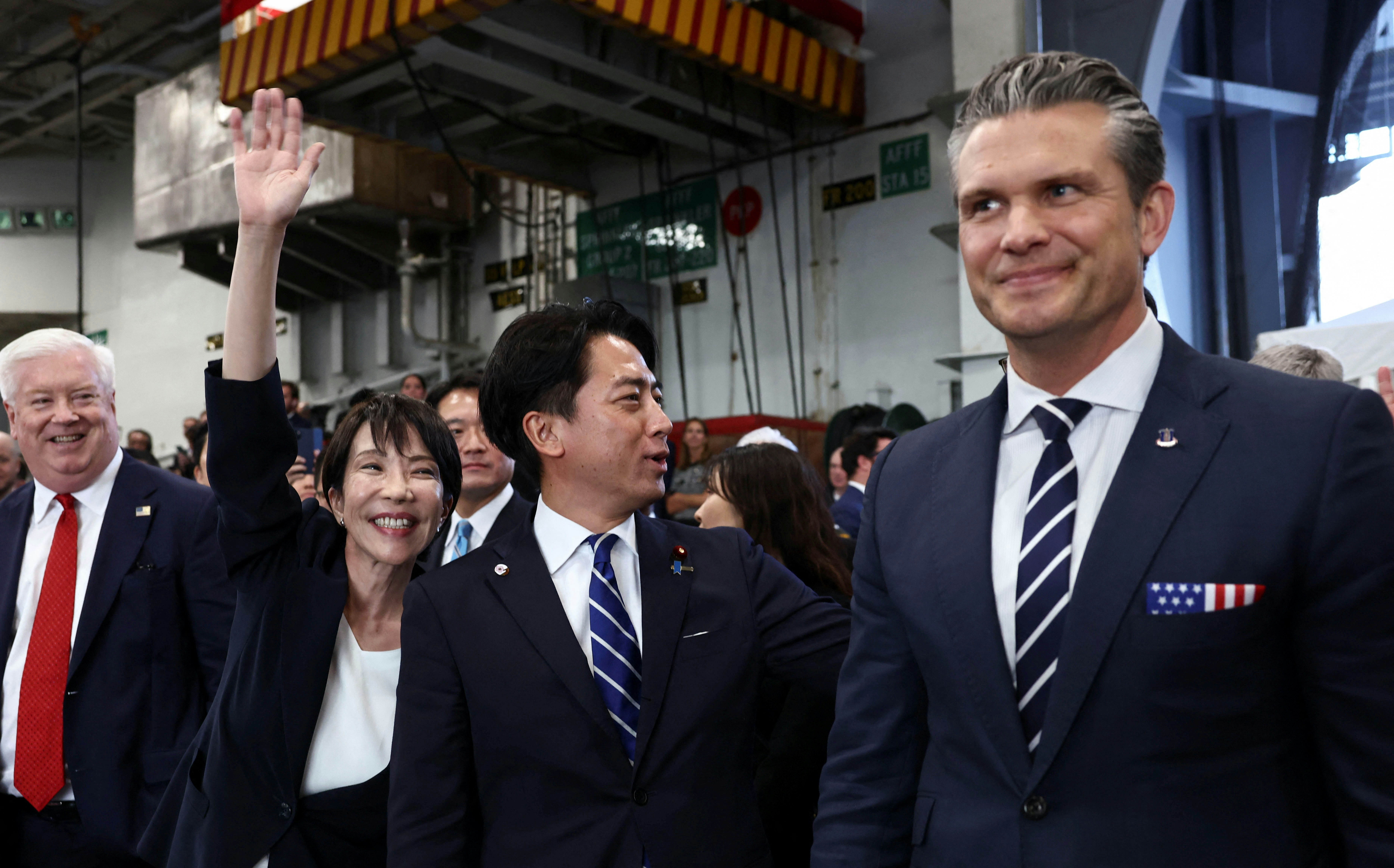 2025年10月28日，日本首相高市早苗與特朗普一同訪問美國海軍橫須賀基地，與日本防衛大臣小泉進次郎和美國國防部長赫格塞斯一同登上喬治·華盛頓號航母，期間高市早苗顯得相當興奮。 （Reuters）