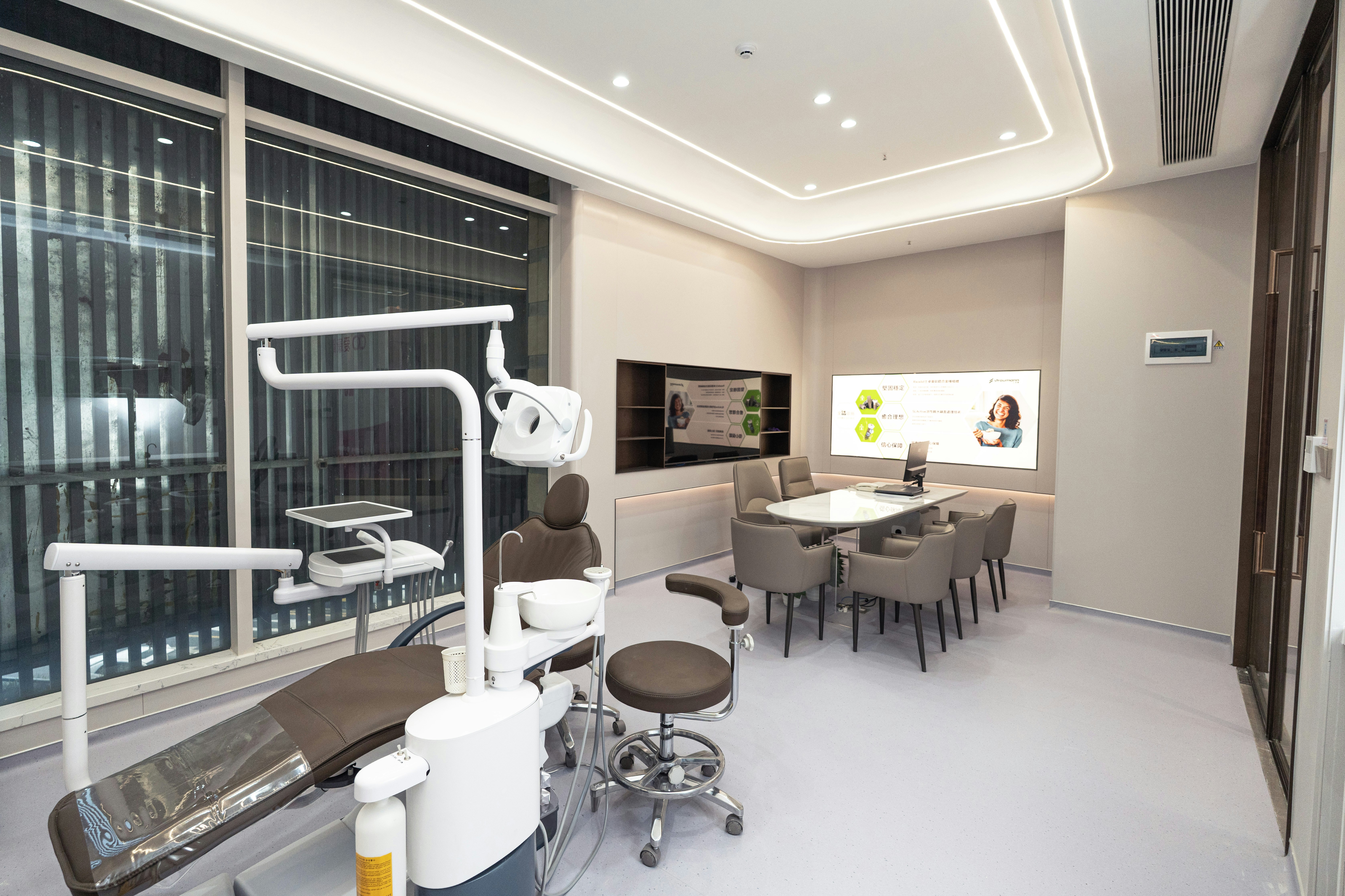 愛康健富亨口腔門診環境舒適寬敞、乾淨整潔。