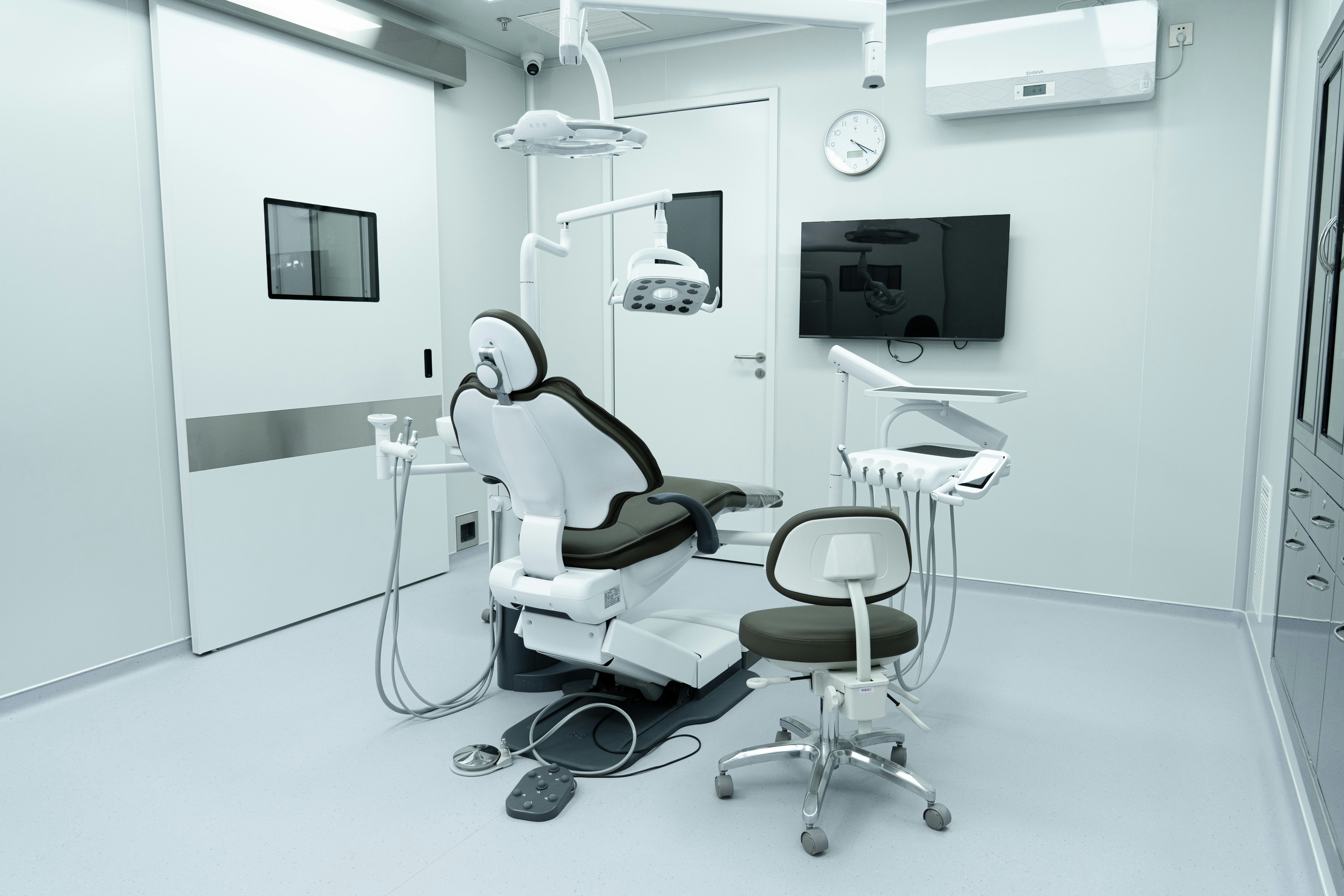 愛康健富亨口腔門診種植牙無菌手術室，達香港醫院標準。