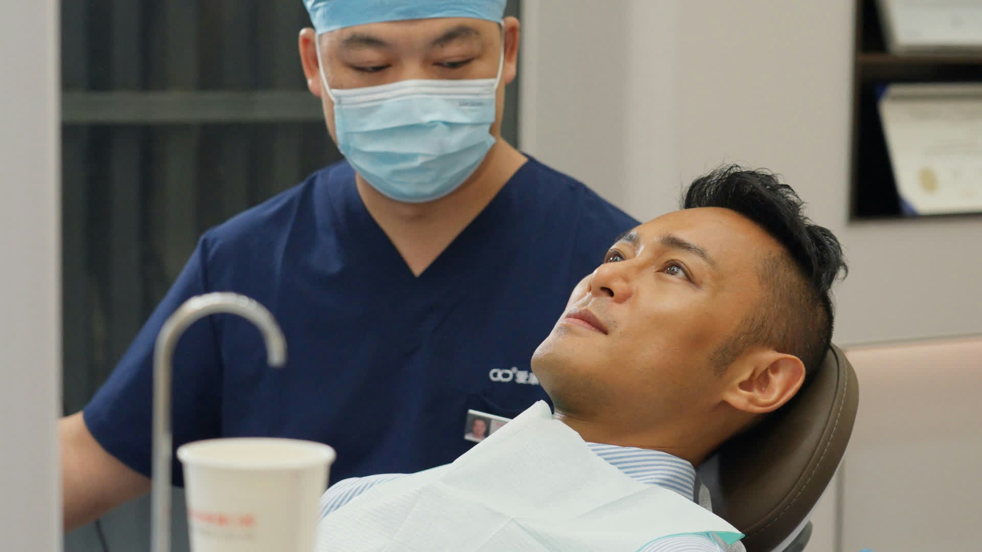 電視台兒童節目主持人， 於愛康健富亨口腔門診體驗藍光美白牙齒服務。