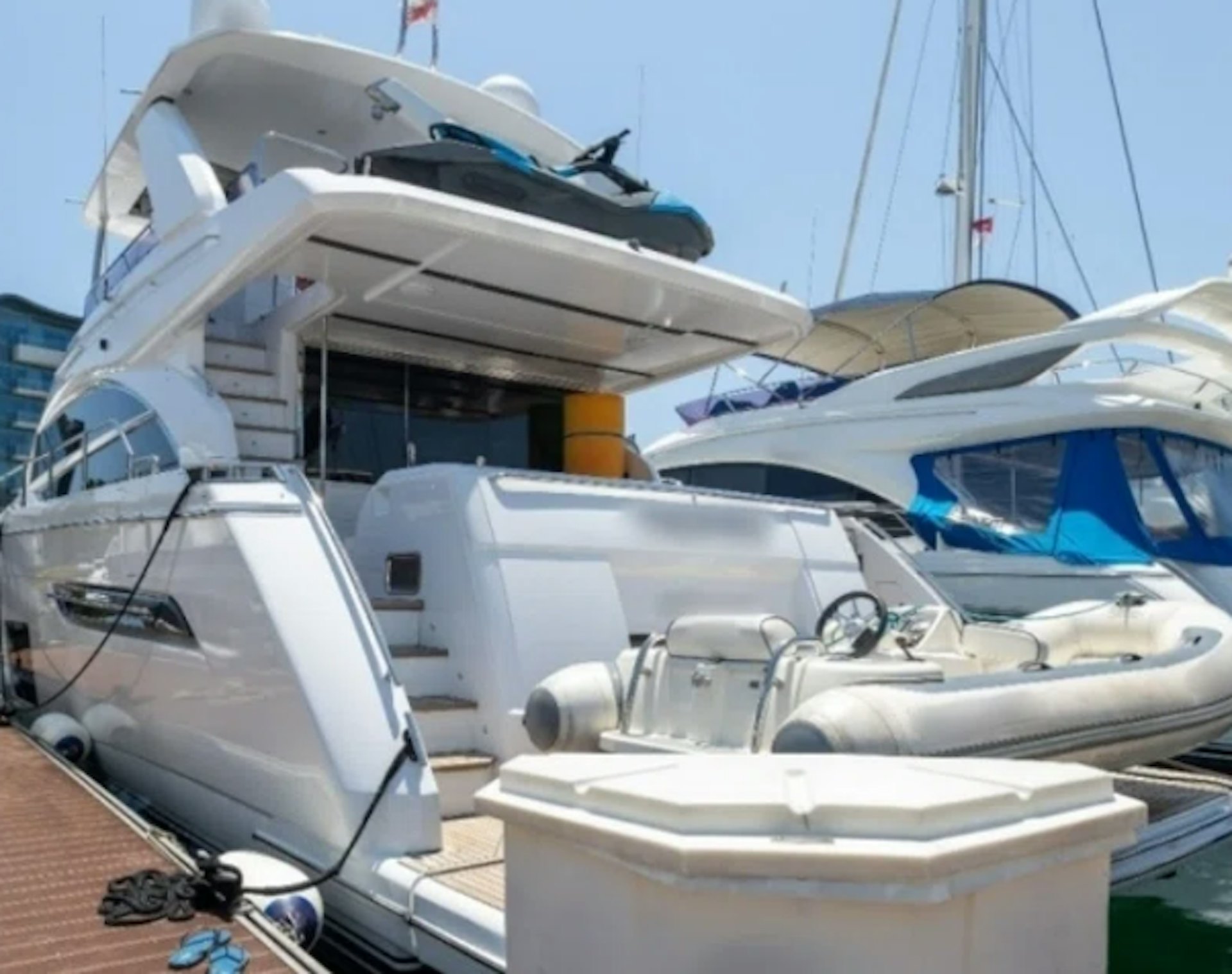 新加坡警方10月31日公布沒收多個與華人詐騙集團主腦陳志及太子集團相關的資產,包括一艘遊艇。(新加坡警方圖片) 新加坡警方10月31日公布沒收多個與華人詐騙集團主腦陳志及太子集團相關的資產,包括一艘遊艇。(新加坡警方圖片)