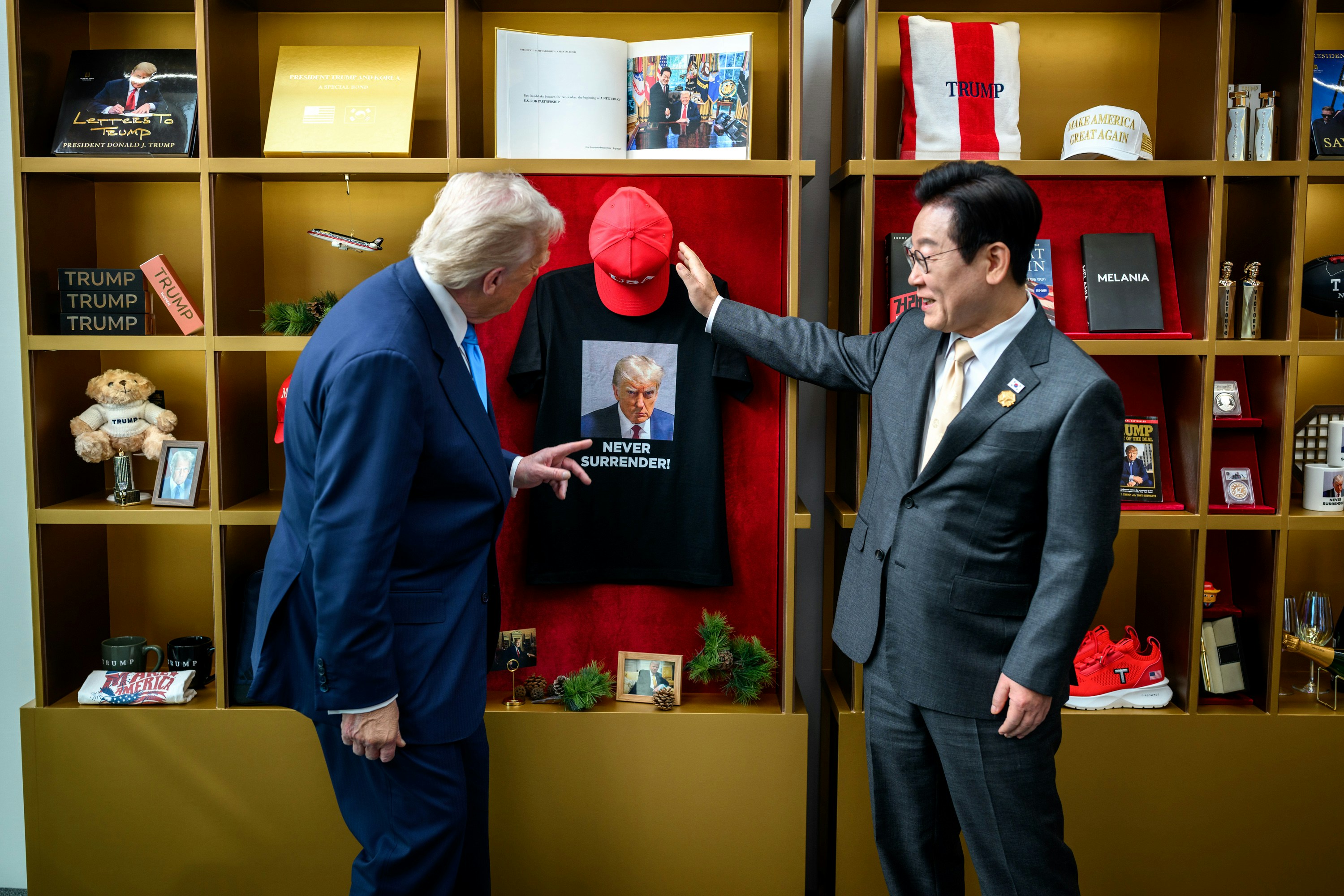 图为2025年10月29日,韩国庆州,韩国总统李在明(右)与美国总统特朗普(Donald Trump,左)举行会面。(X@whitehouse)。