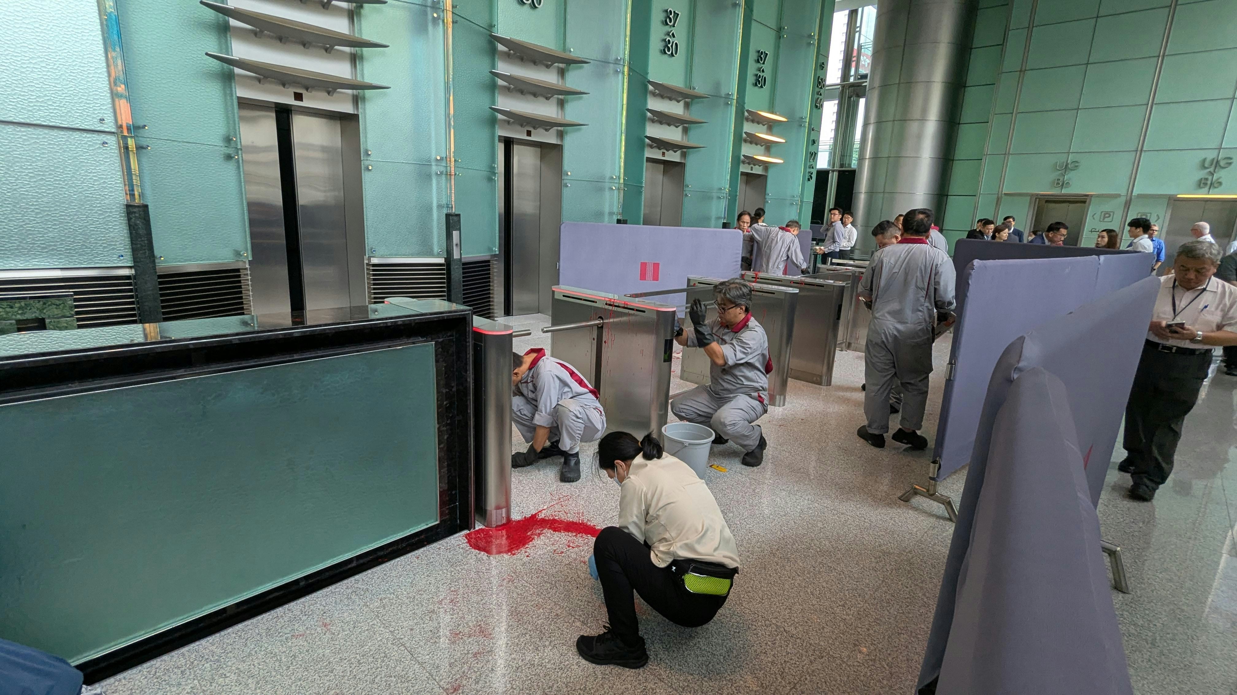 中環長江集團中心男子被拒進入涉襲擊及淋油被捕保安員受傷