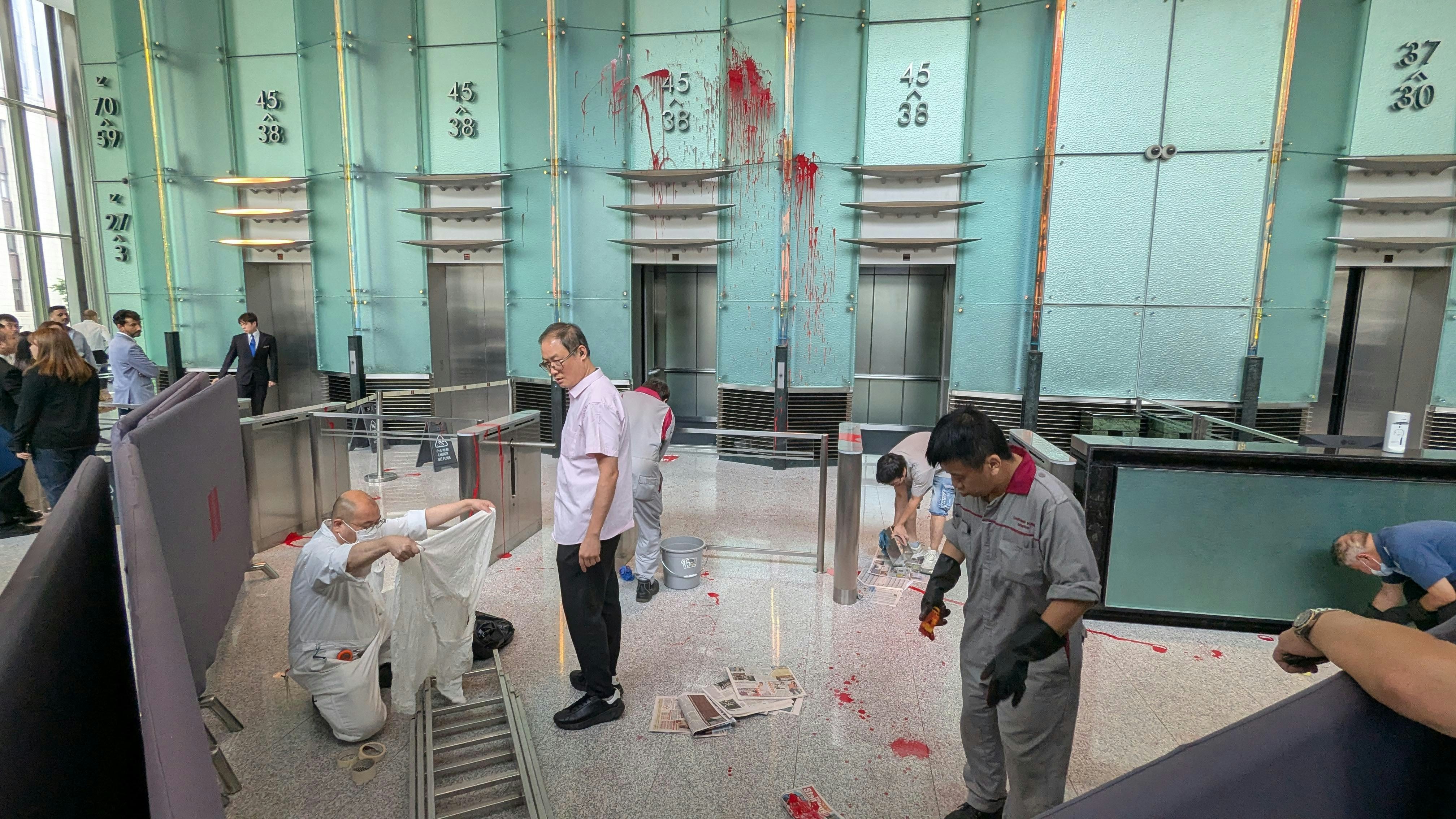 長江集團中心淋油|49歲雙程證男子求見李嘉誠被拒即發難潑紅油